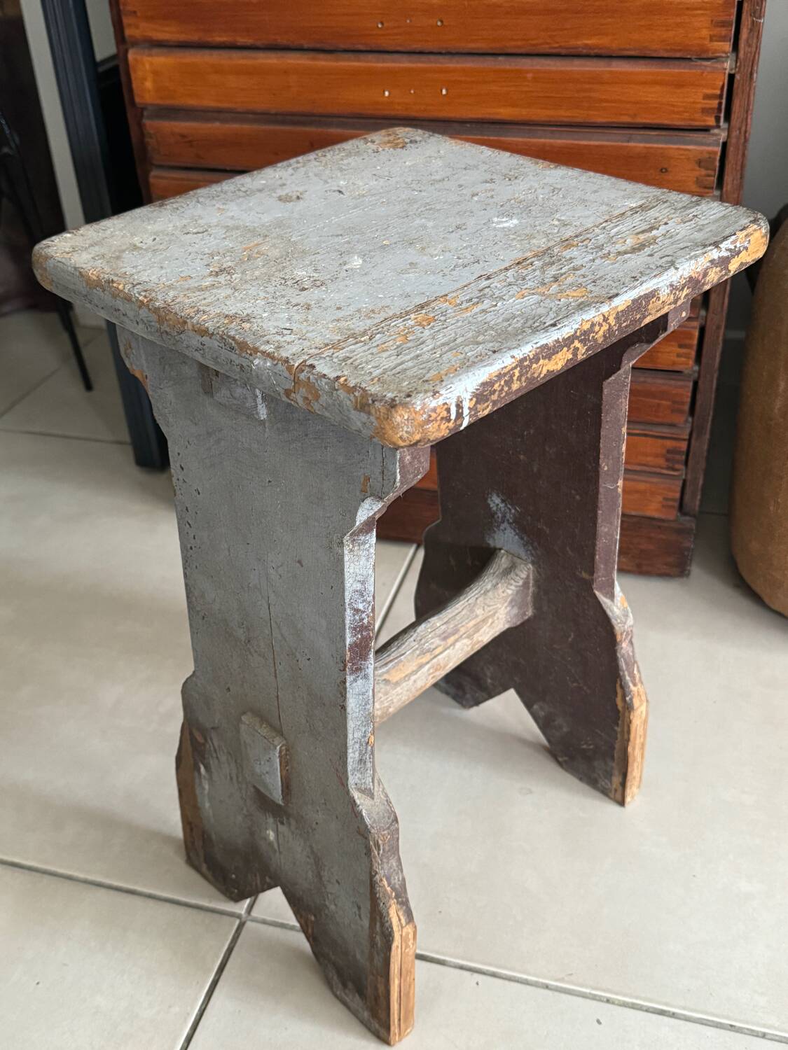 Tabouret en bois bleu vintage