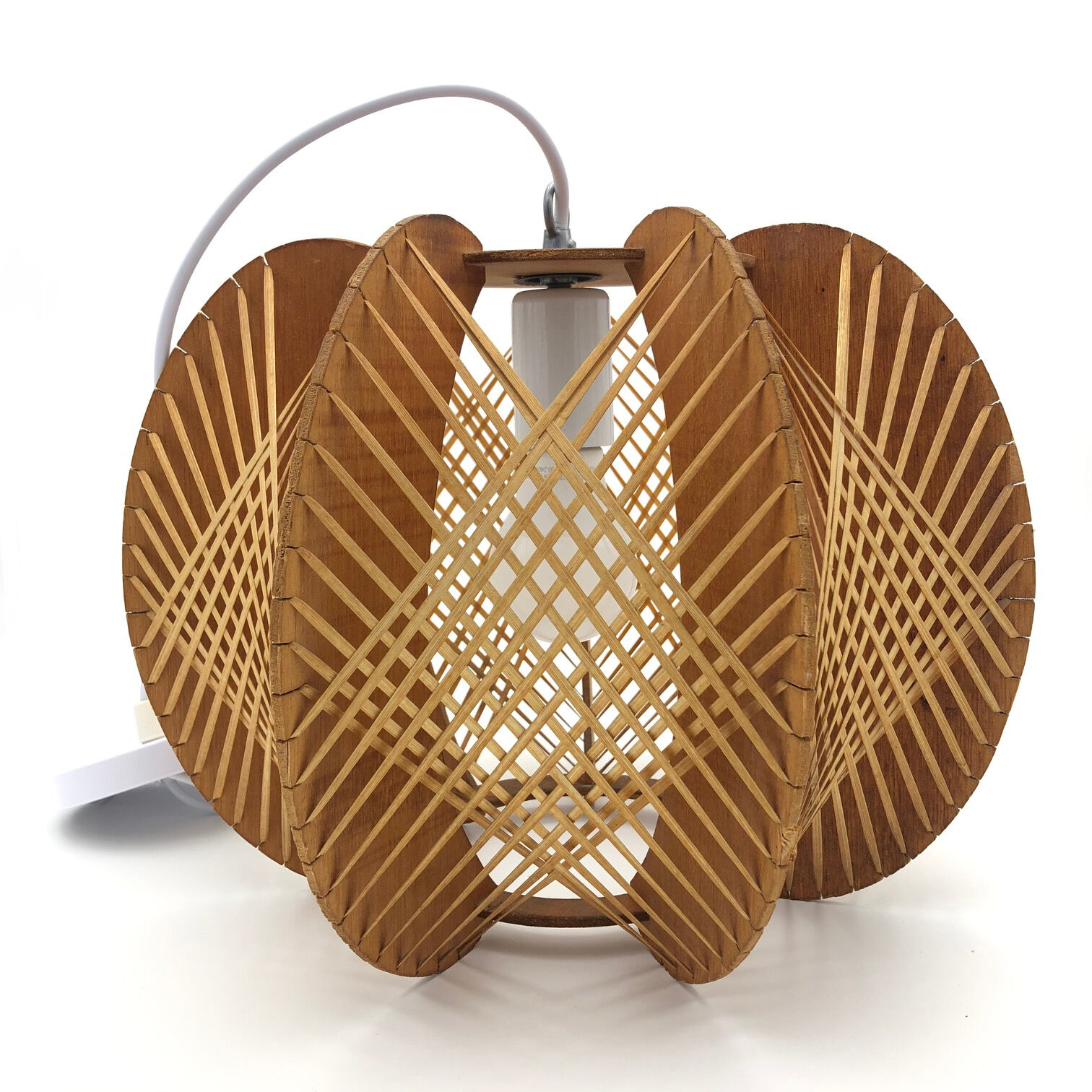 Scandinavian suspension of the 60s in raffia and wood