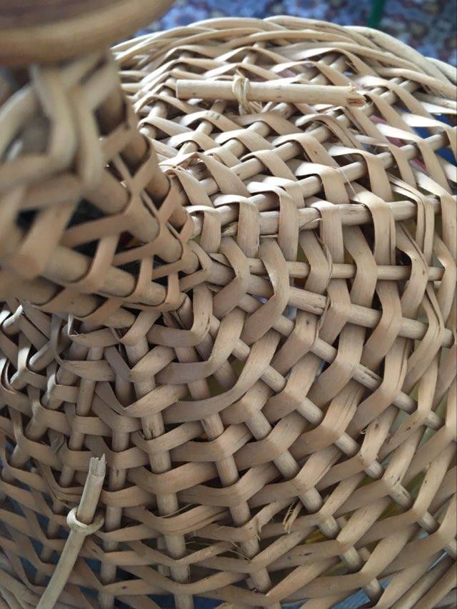 Suspension in wicker and amber glass