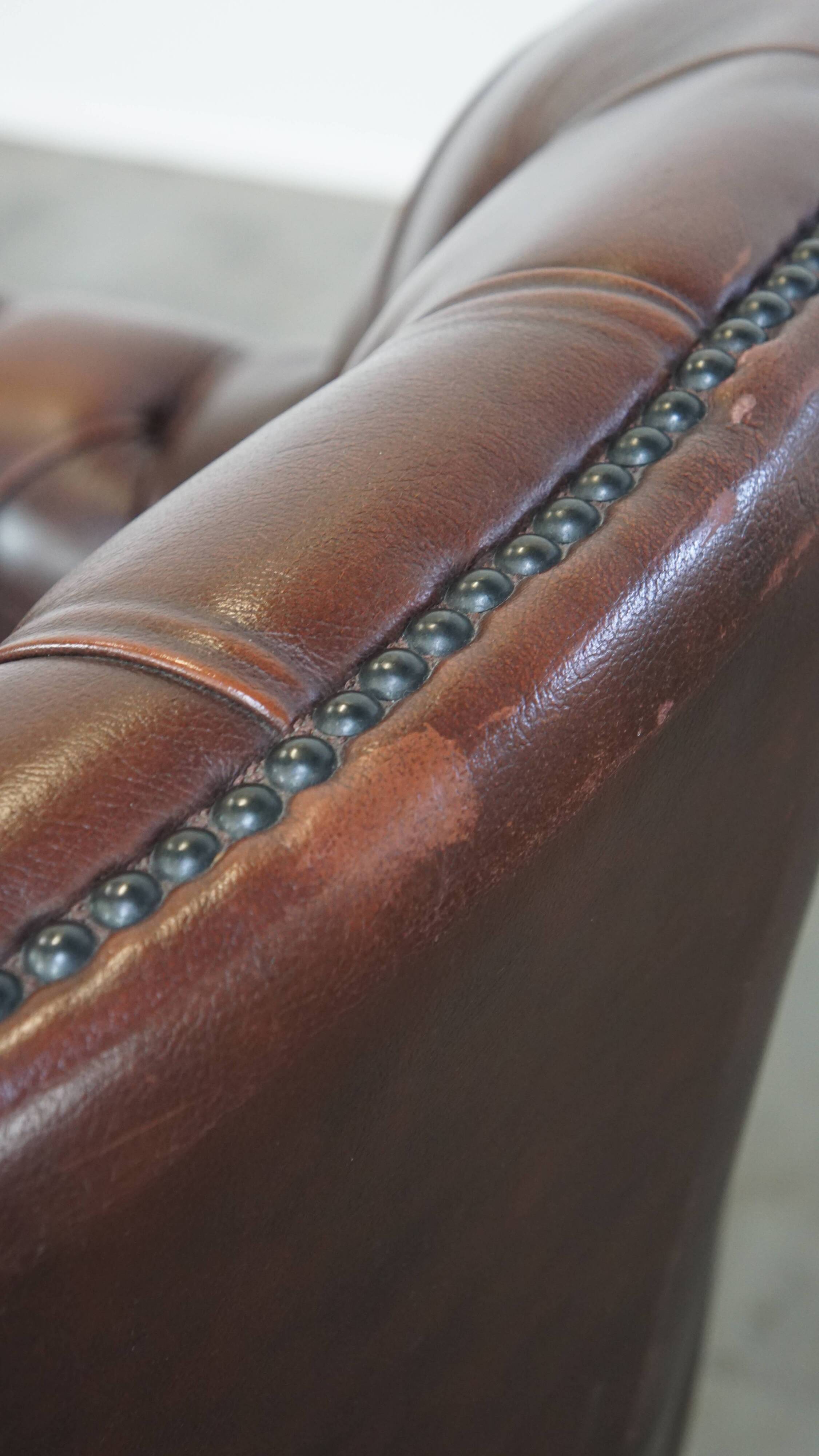 Fauteuil chesterfield anglais classique en cuir de vachette