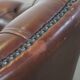 Fauteuil chesterfield anglais classique en cuir de vachette