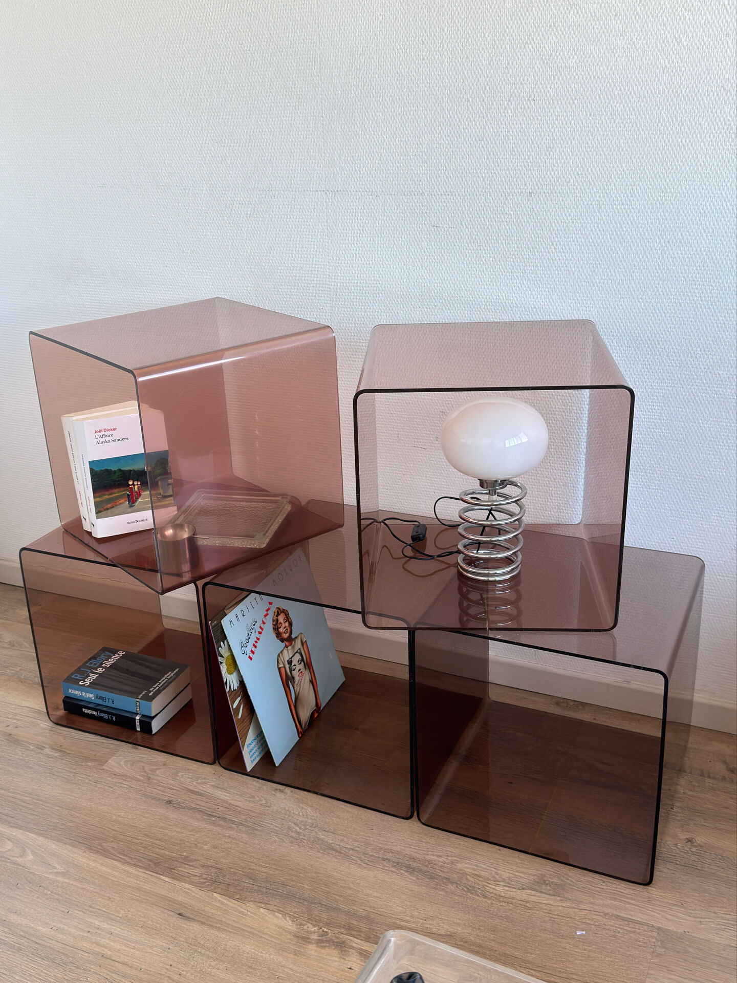 Lot de 5 cubes en Plexiglas fumé Michel Dumas