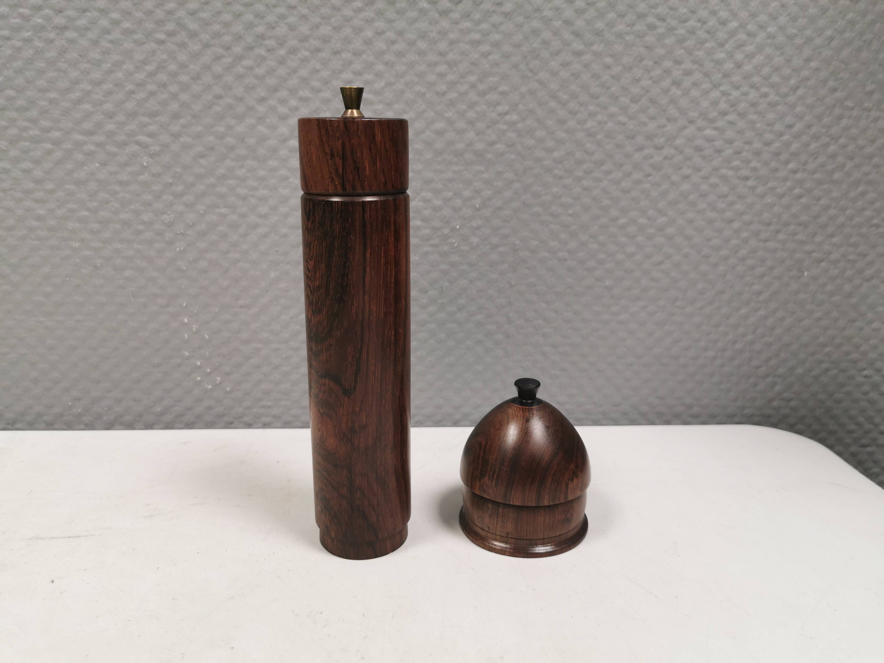 A salt and pepper set in rosewood, Danish from the 1960s-70s.