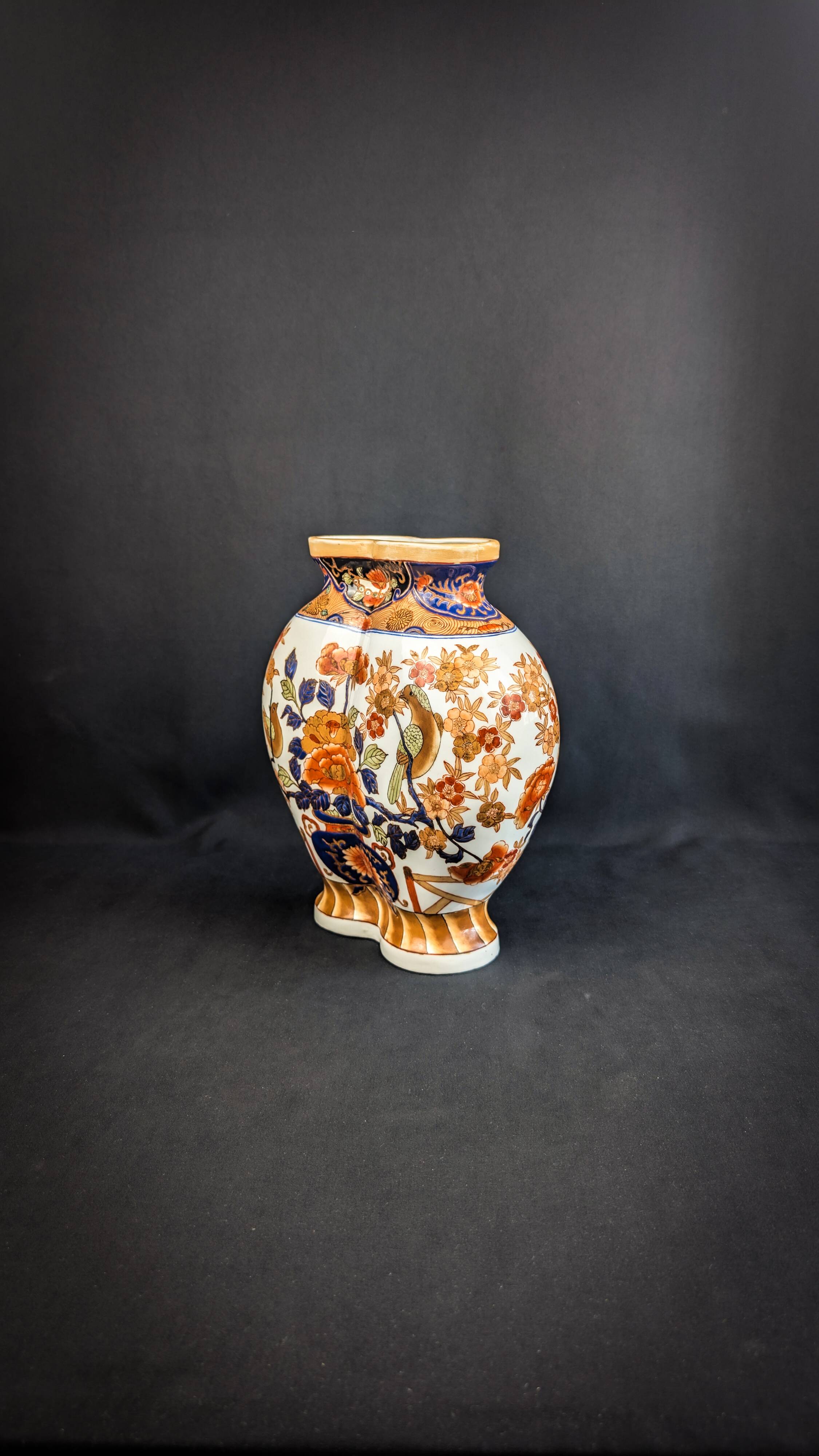 Chinese polychrome porcelain vase, Imari style, polybious shape, 20th century