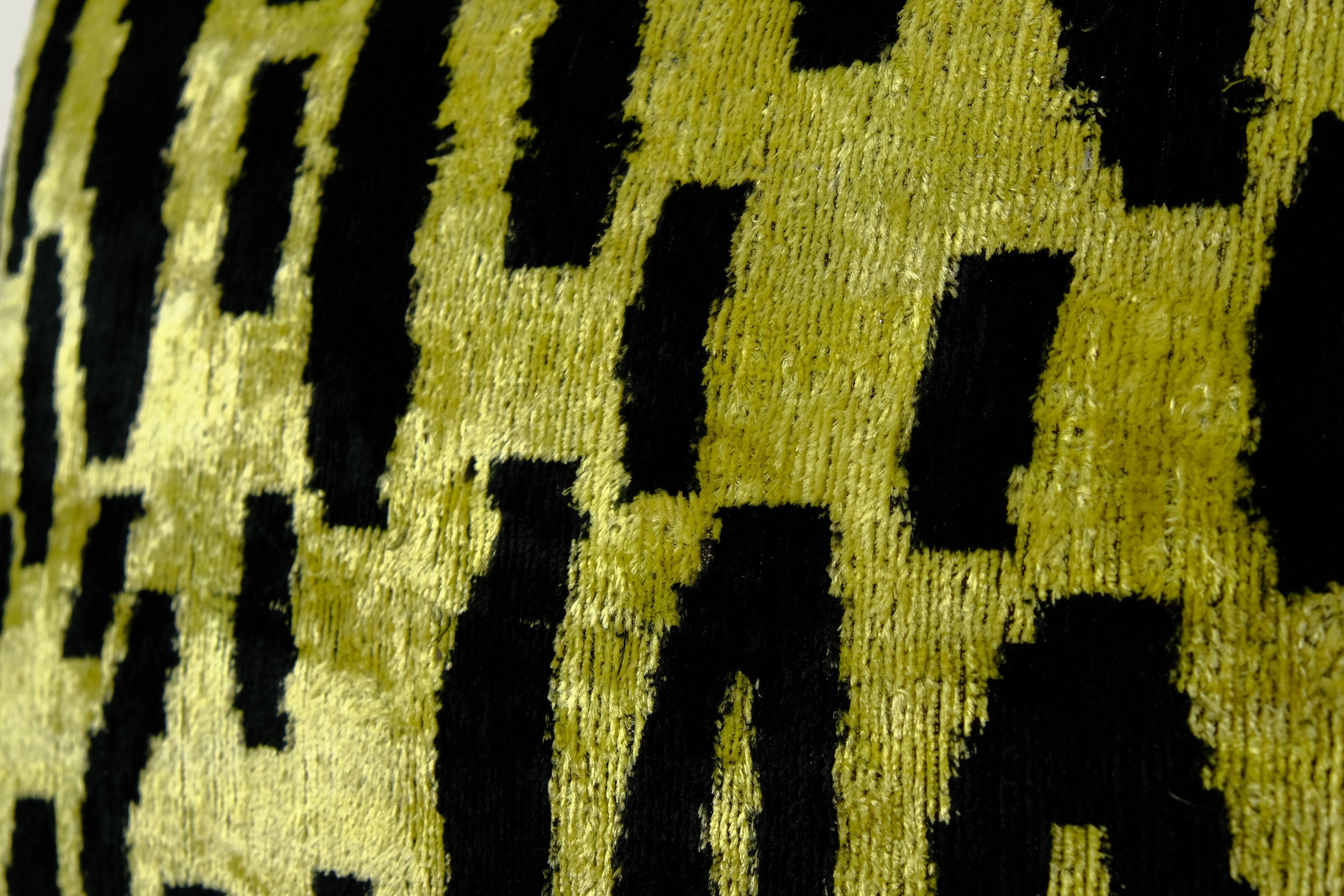 Set tiger motif ikat velvet pillow covers