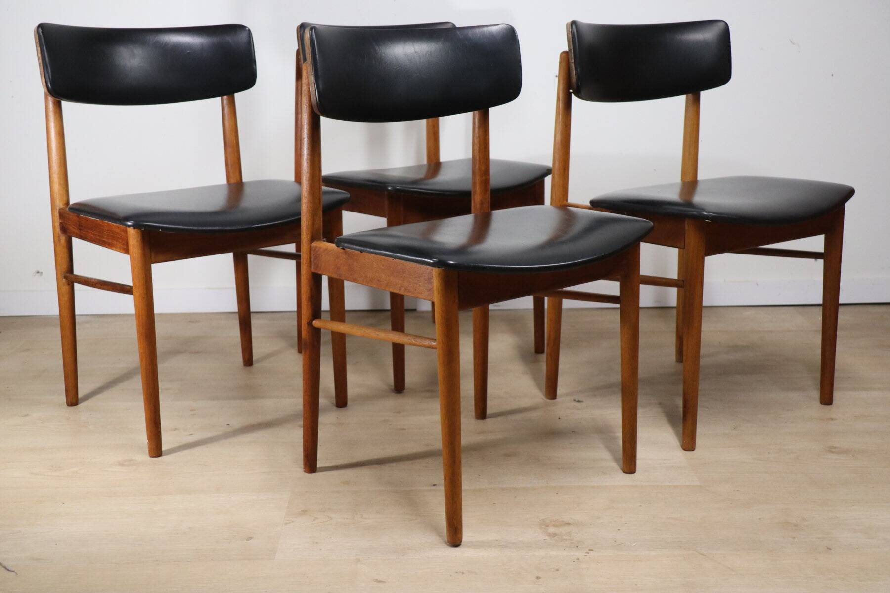 Set of 4 Scandinavian chairs in teak and black faux leather – 1960s
