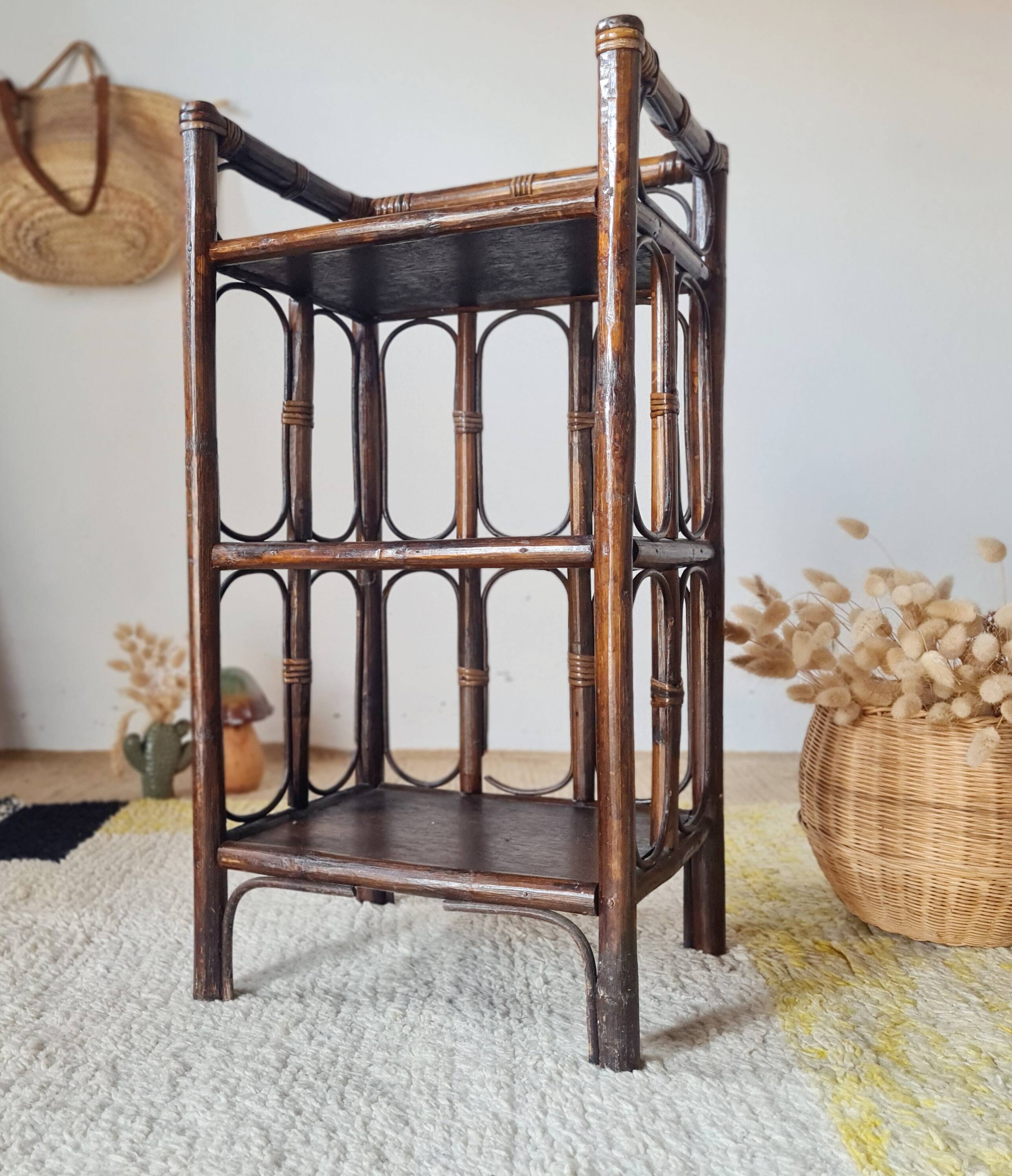 Small antique library in varnished dark oak rattan.