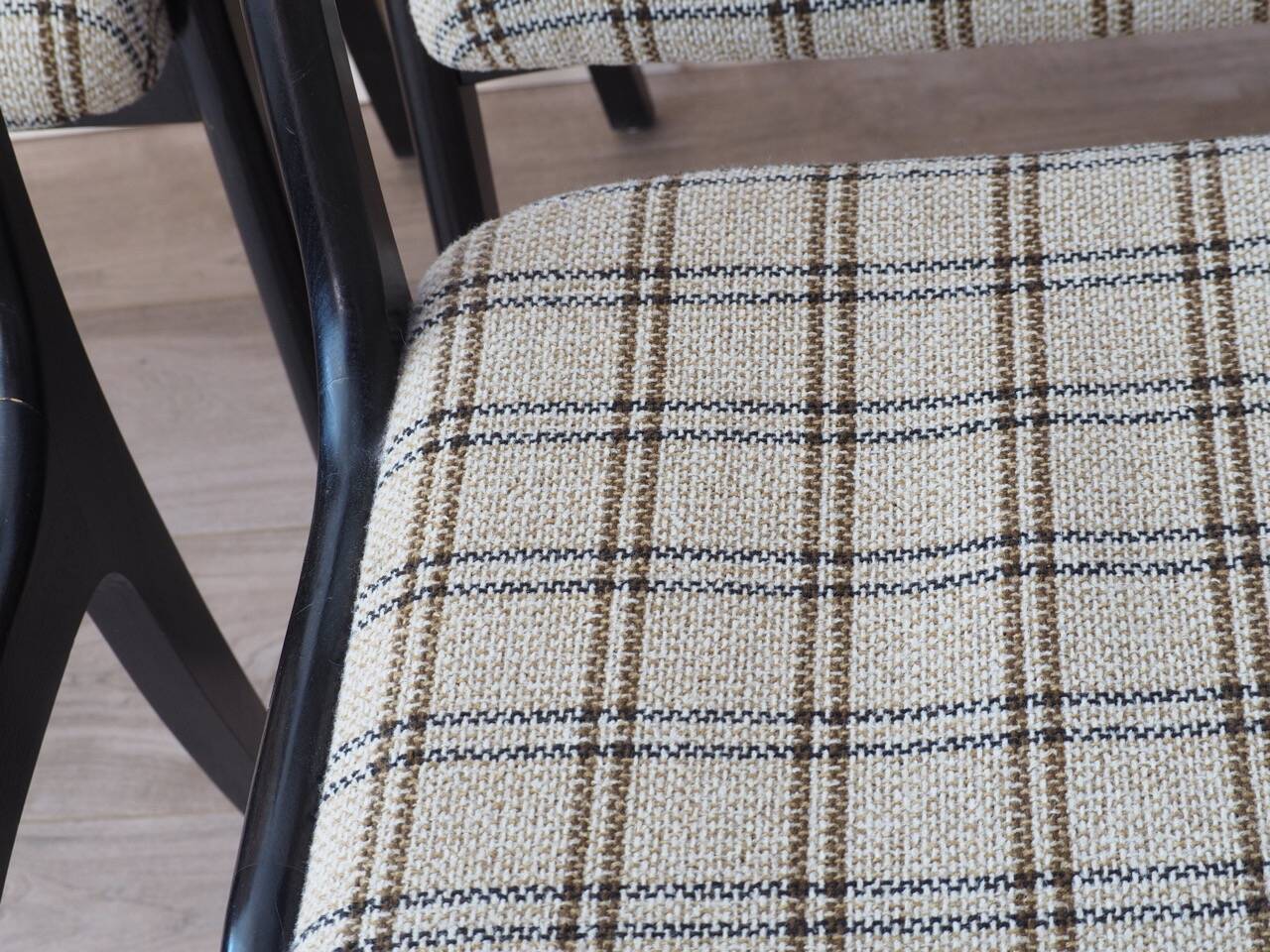 4 self-service chairs