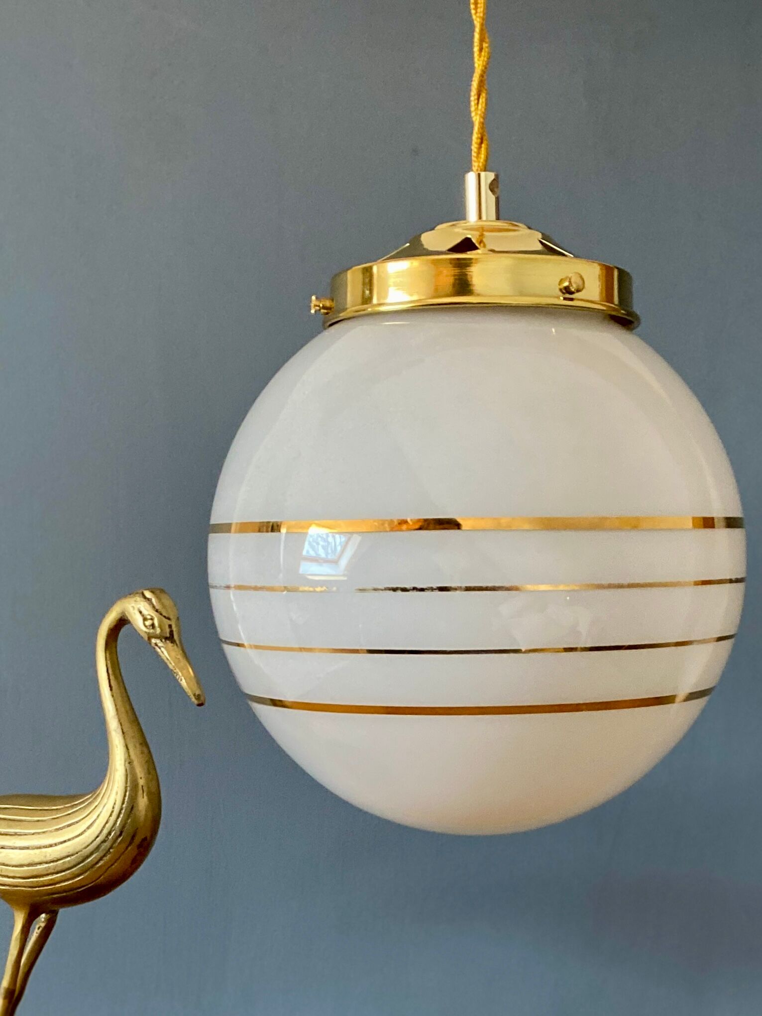 Suspension globe vintage art déco en opaline blanche et dorée