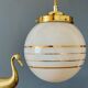 Suspension globe vintage art déco en opaline blanche et dorée