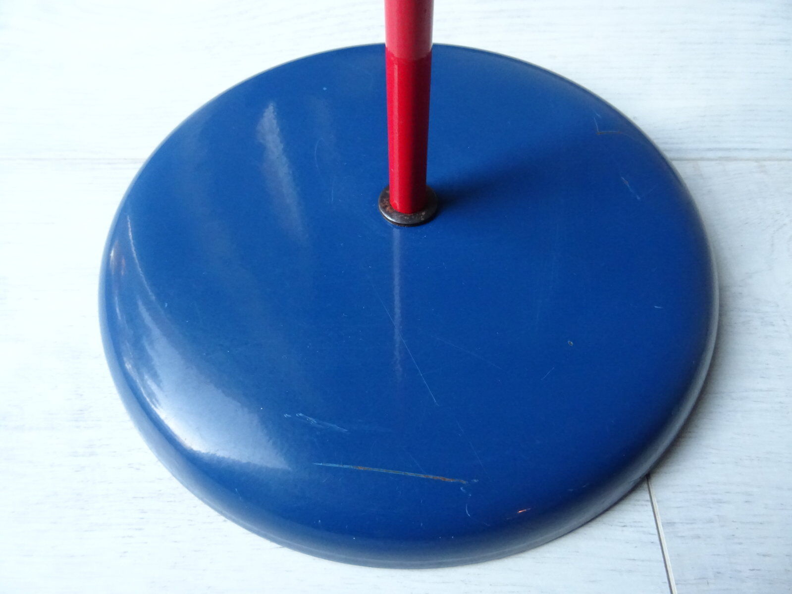 80s metal lamppost Memphis style