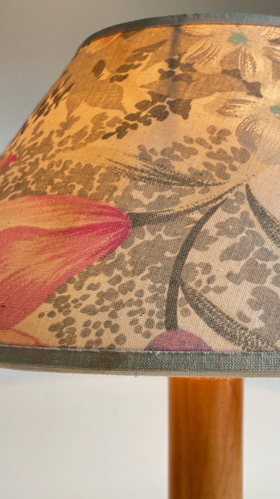 LAMP in Solid Pine Floral Shade VINTAGE