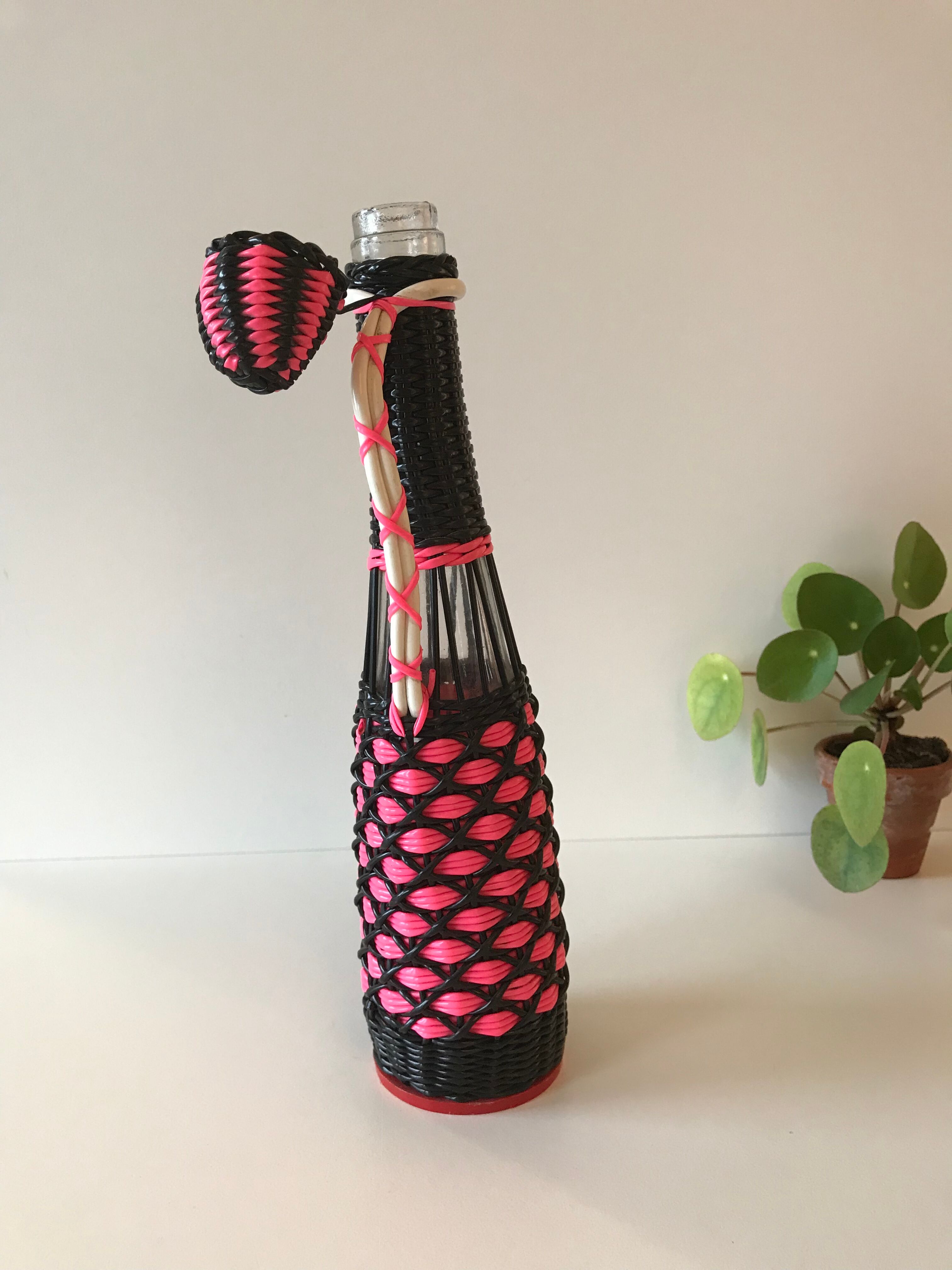 Bottle pink and black scoubidou