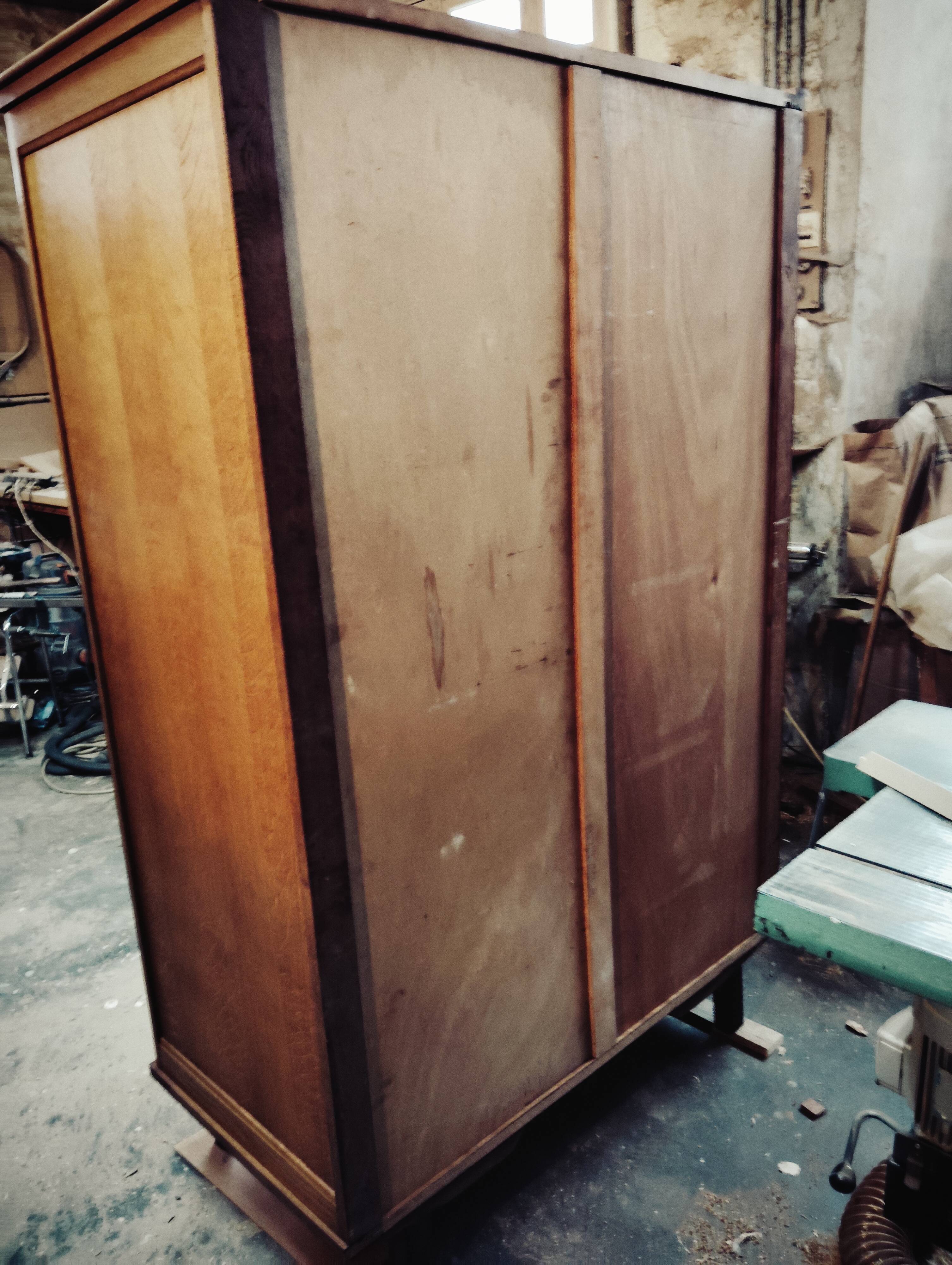 Scandinavian sliding wardrobe 50-60 feet compass