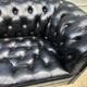Canapé noir Chesterfield