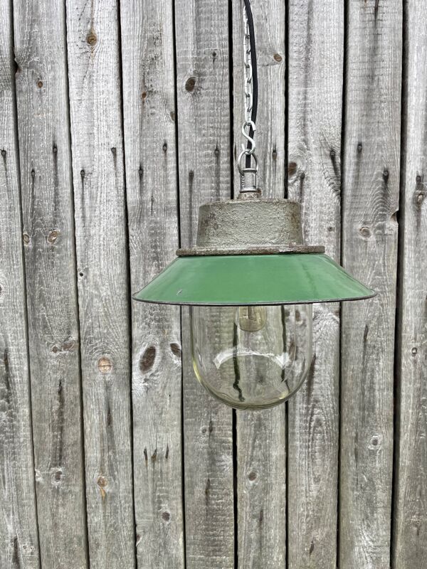 Suspension en émail industriel verte avec verre, Pologne, années 1960.