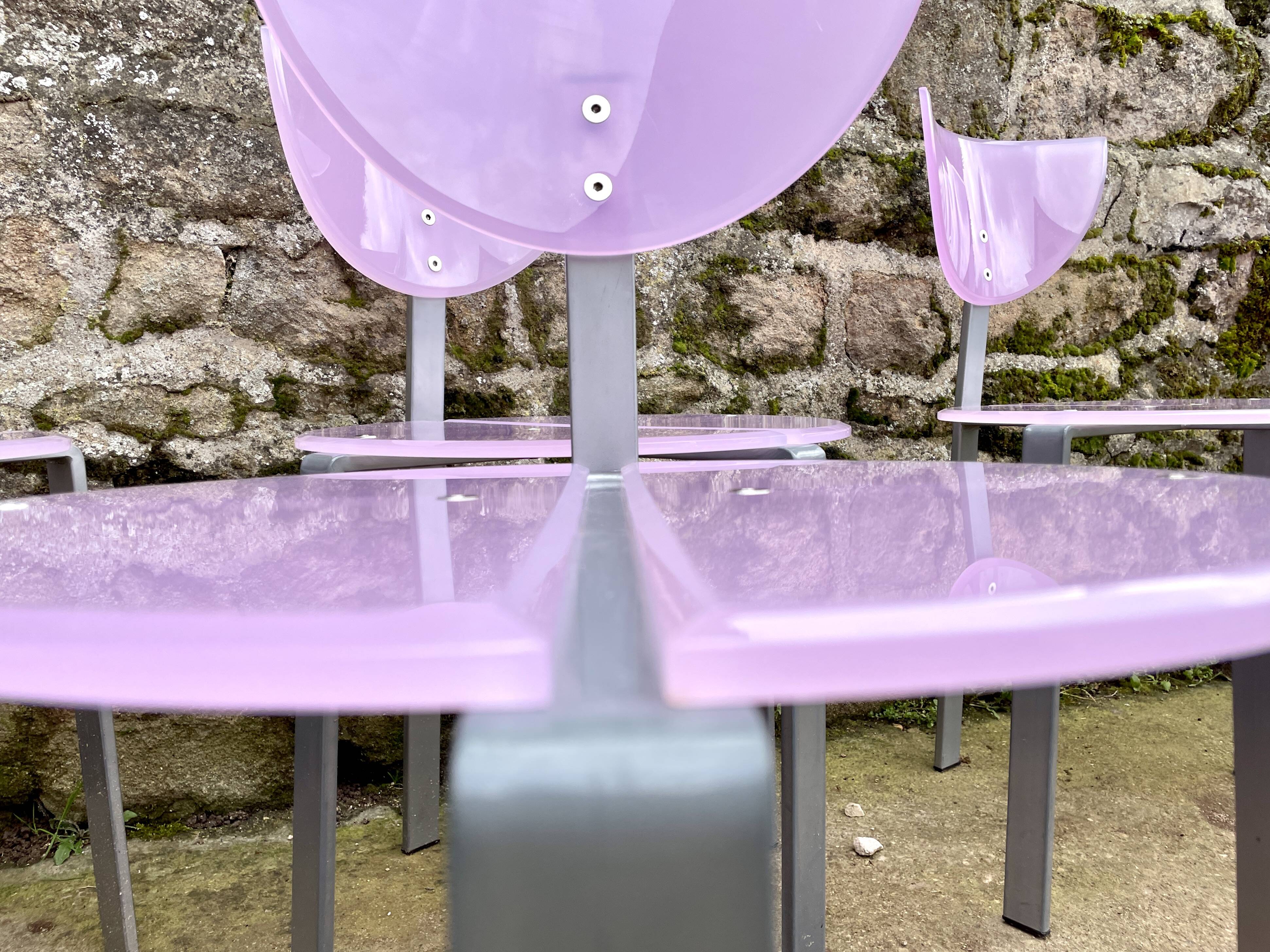 Serie de 8 chaises design en plexiglas parme