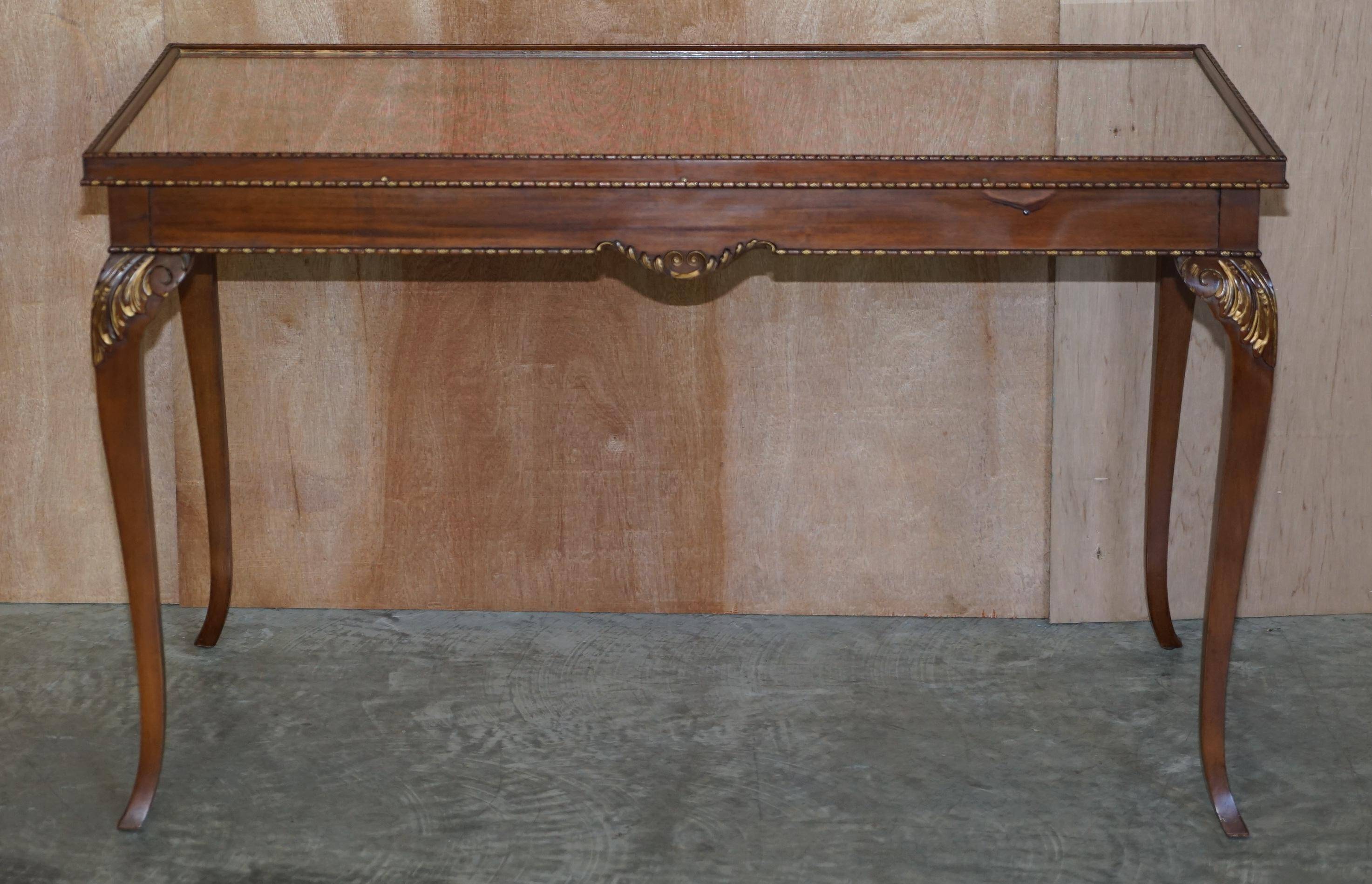 Table d'écriture vintage en bois dur avec dessus en verre brodé de soie