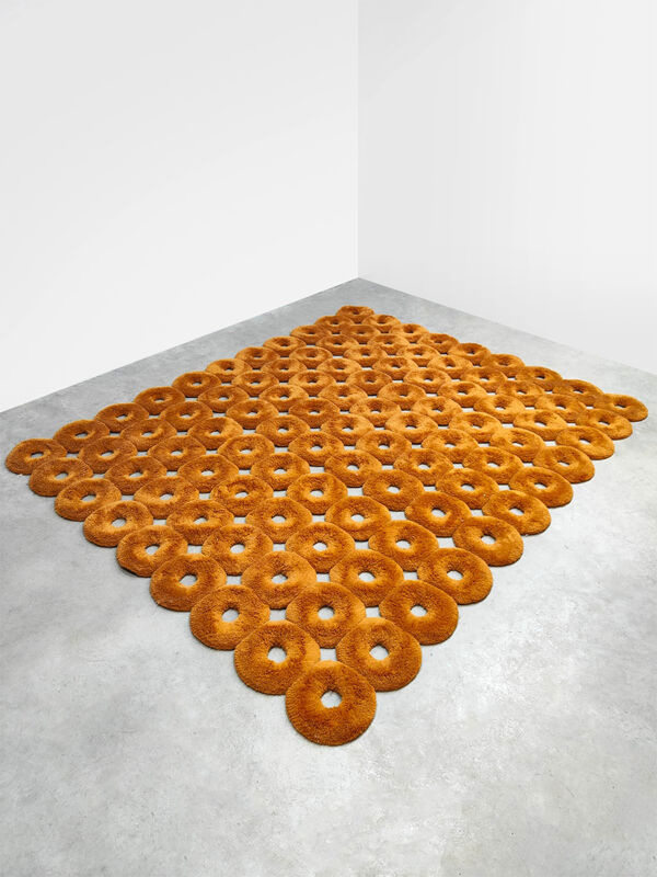 Tapisserie en forme de donut au design hollandais Sabine Marcellis