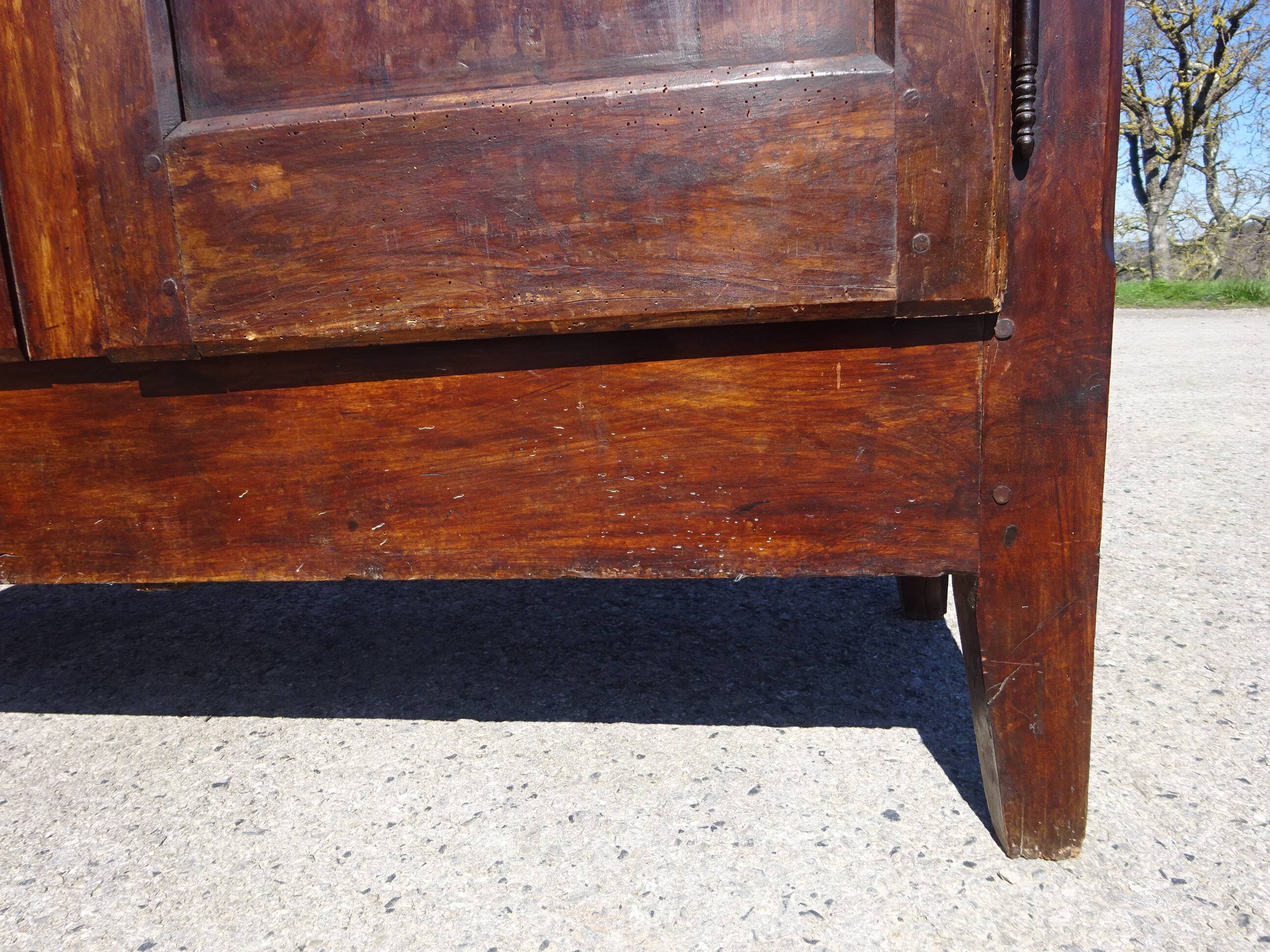 Armoire Louis Philippe en noyer massif