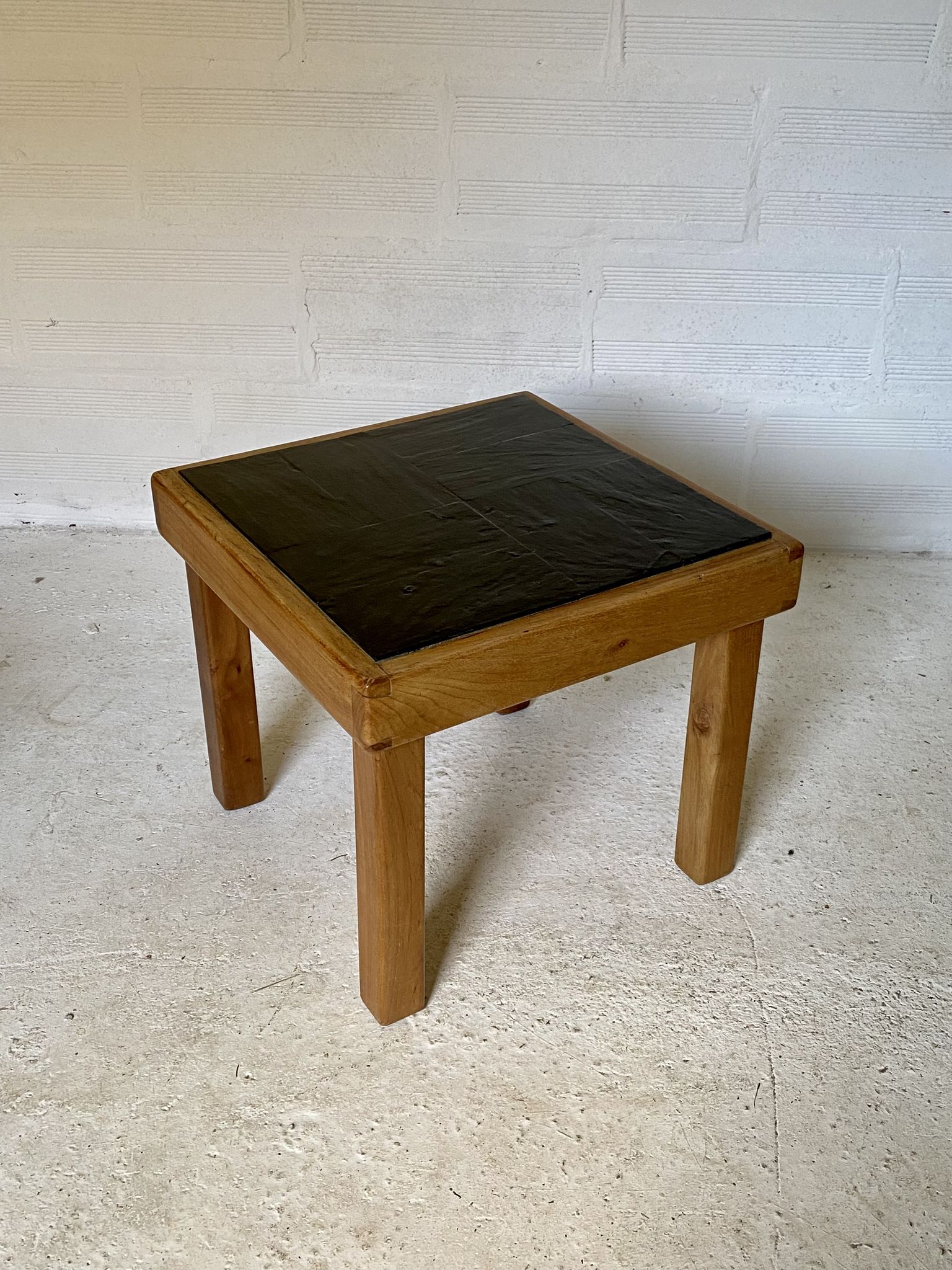 Table basse en orme et ardoise par Maison Regain 1970