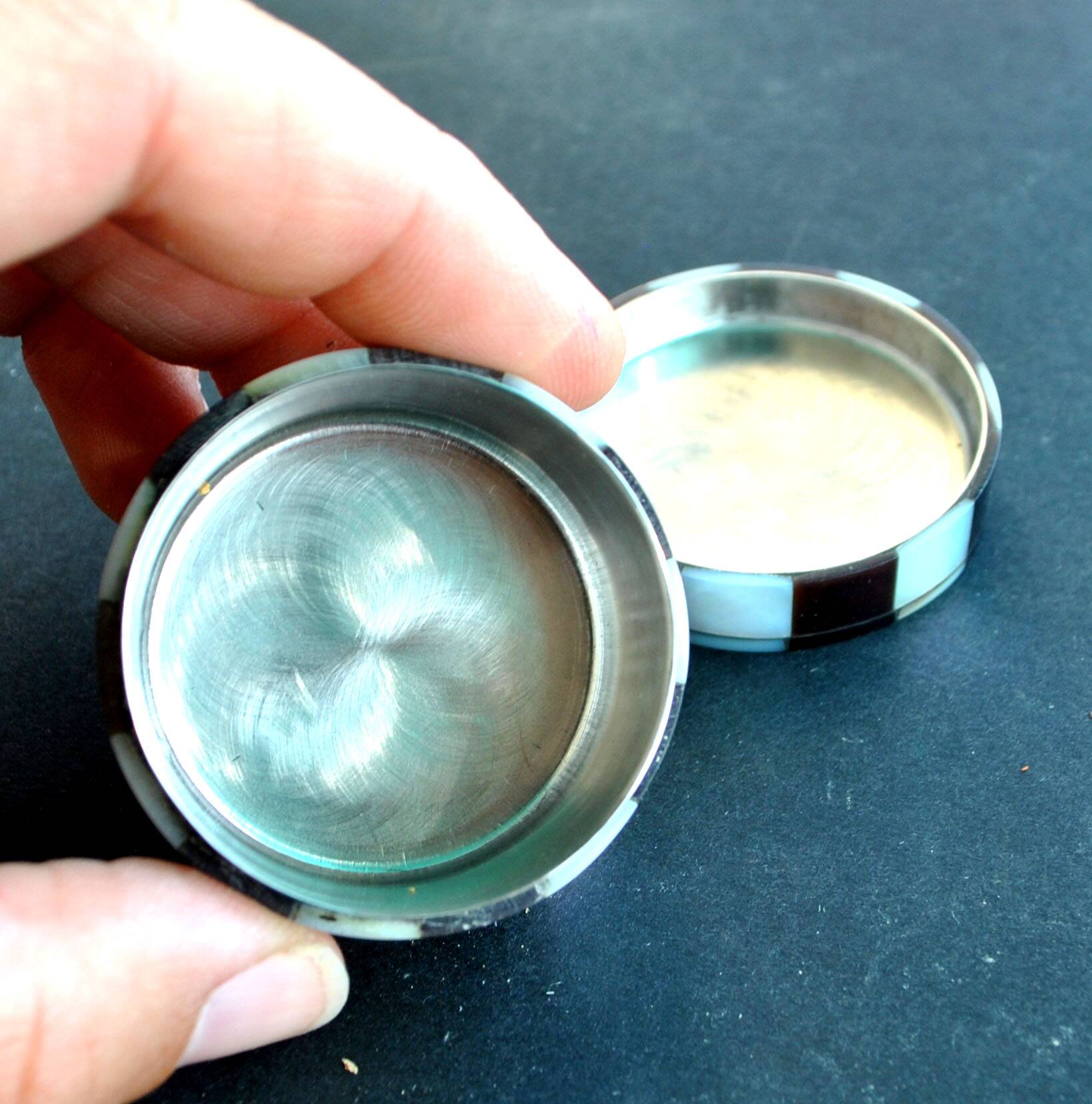 Vintage round box in mother-of-pearl and tortoiseshell-style resin - ring sizer pillbox snuff box