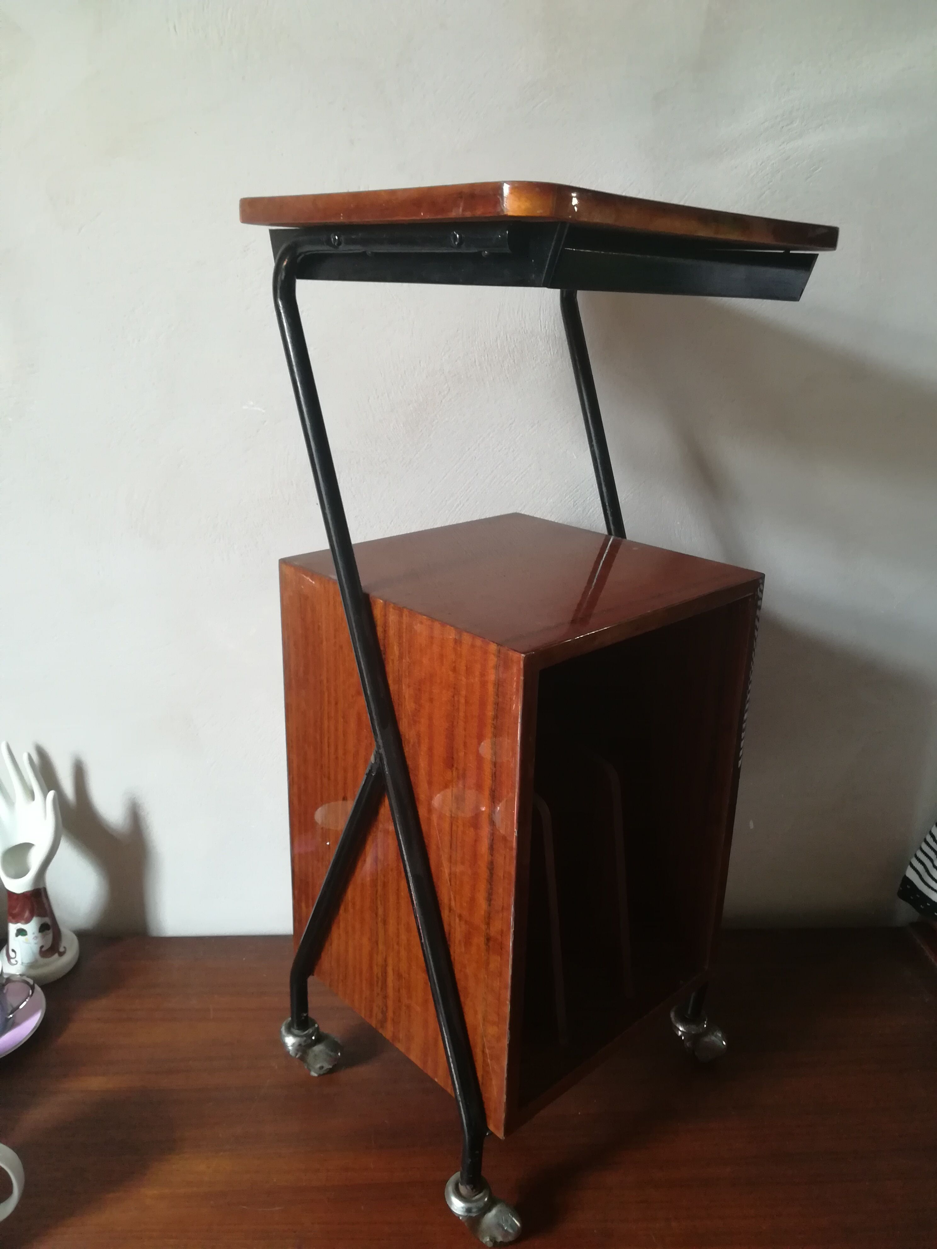 Modernist dessert on wheels