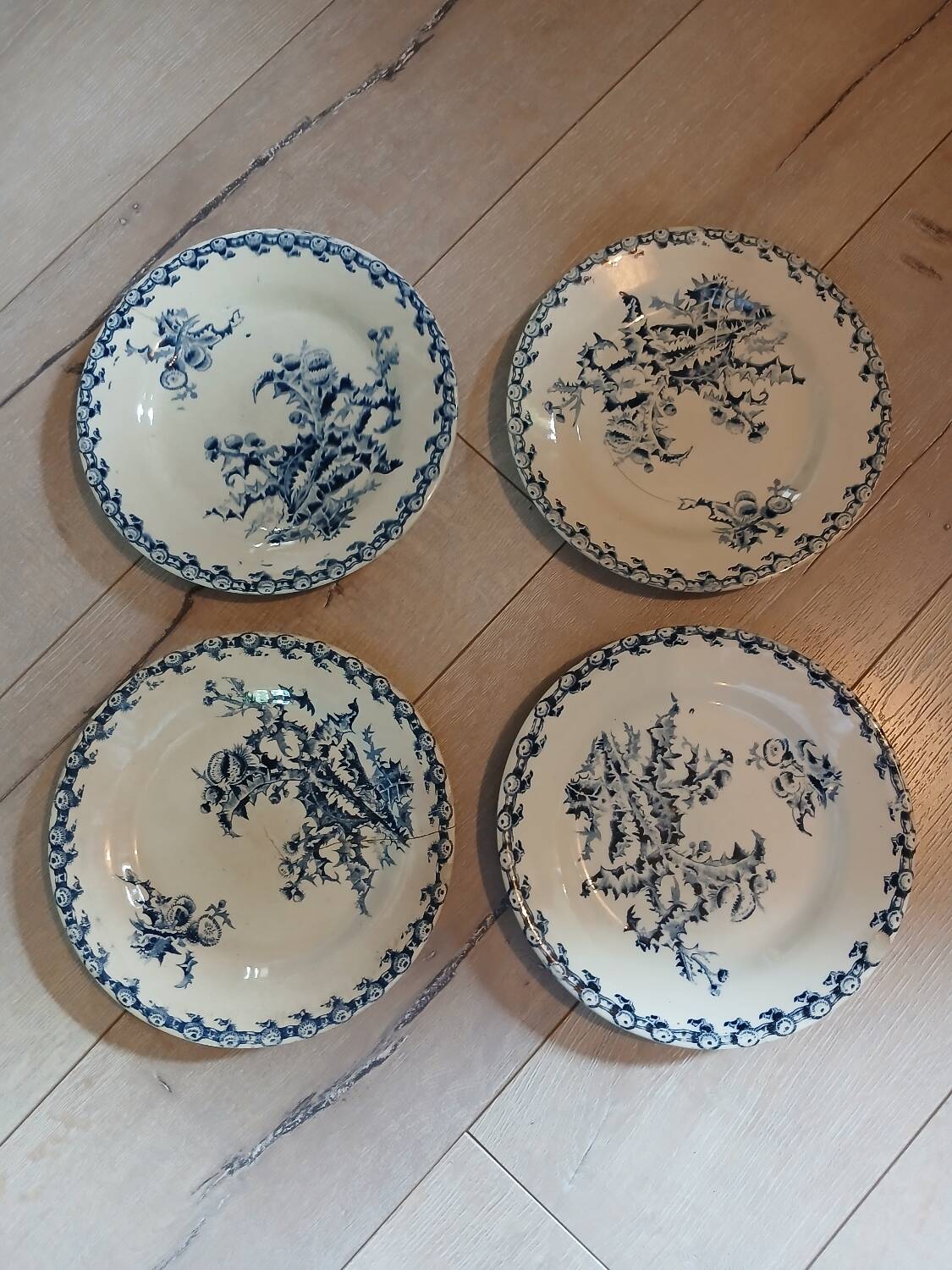 4 flat plates "thistles" from gien