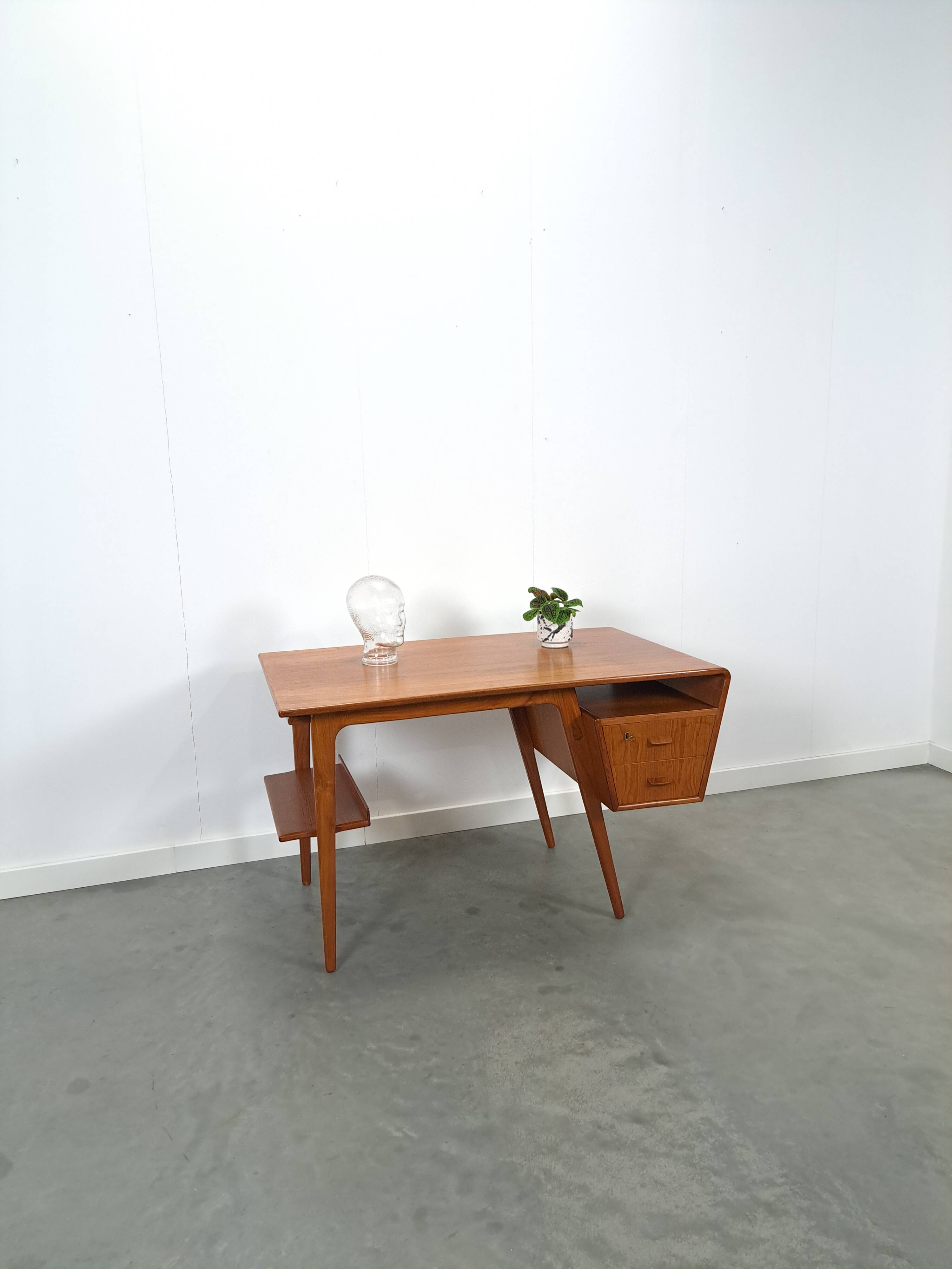 Teak vrijstaand partner bureau met schuine vormen, lades en extra werkblad