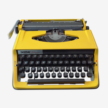 Typewriter Brother 800 deluxe. Vintage yellow