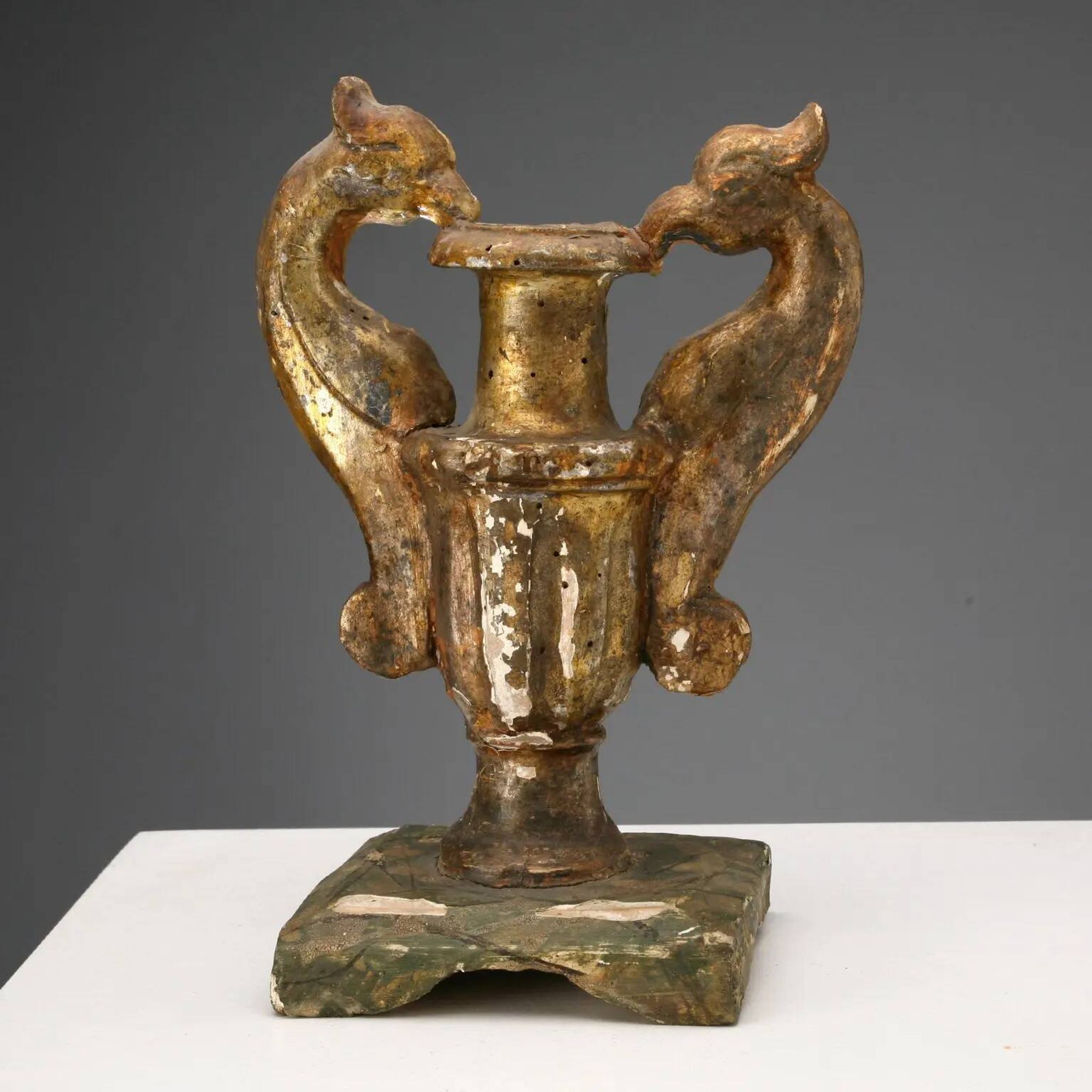 Vases anciens en bois doré et laqué, Italie, XIXe siècle