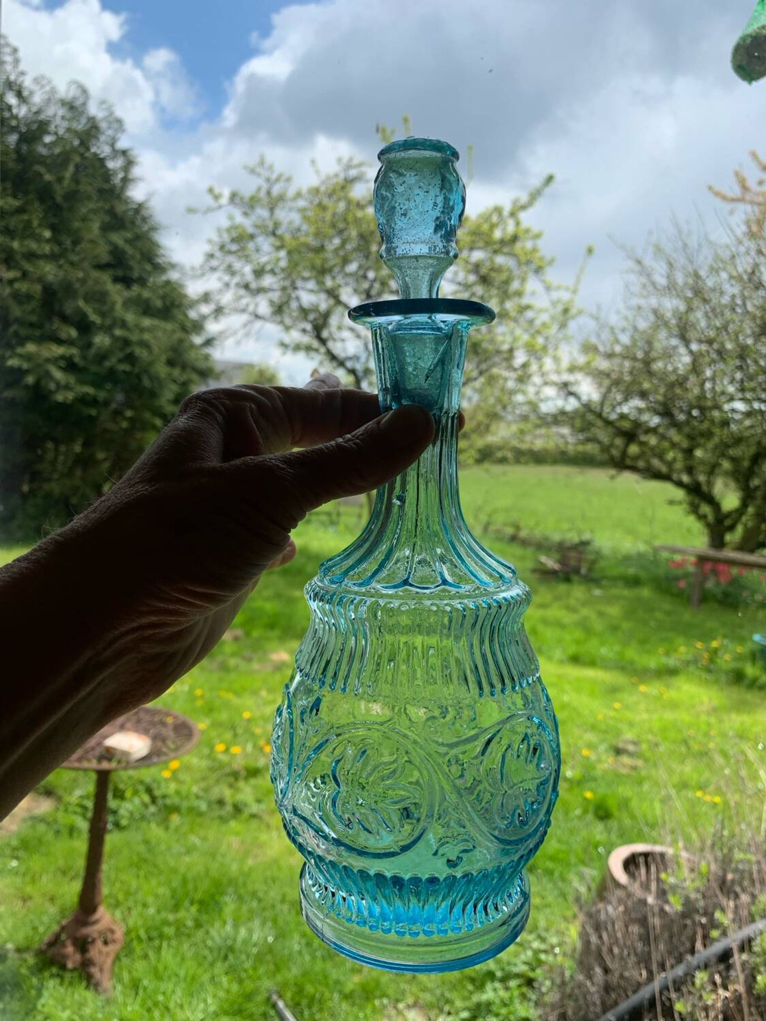 Carafe ancienne en verre moulé bleu turquoise