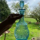 Carafe ancienne en verre moulé bleu turquoise