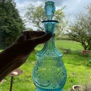 Carafe ancienne en verre moulé bleu turquoise