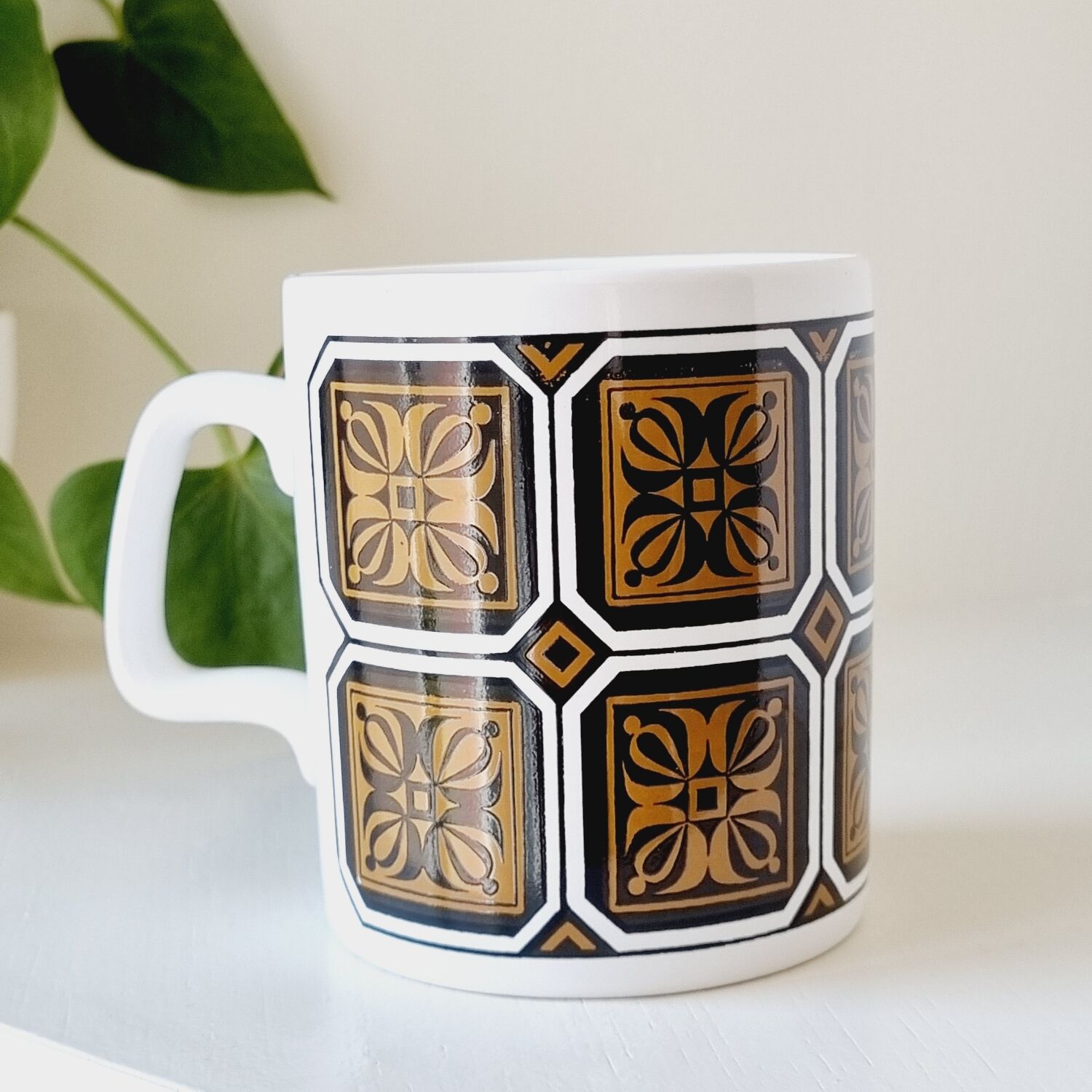 6 mugs Staffordshire Potterie England