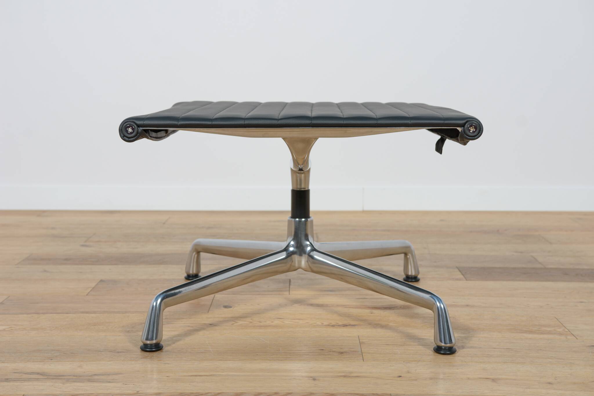 Eames Alu Group EA124 & EA125 Lounge Chair & Ottoman by Charles & Ray Eames for Vitra, 1980s.