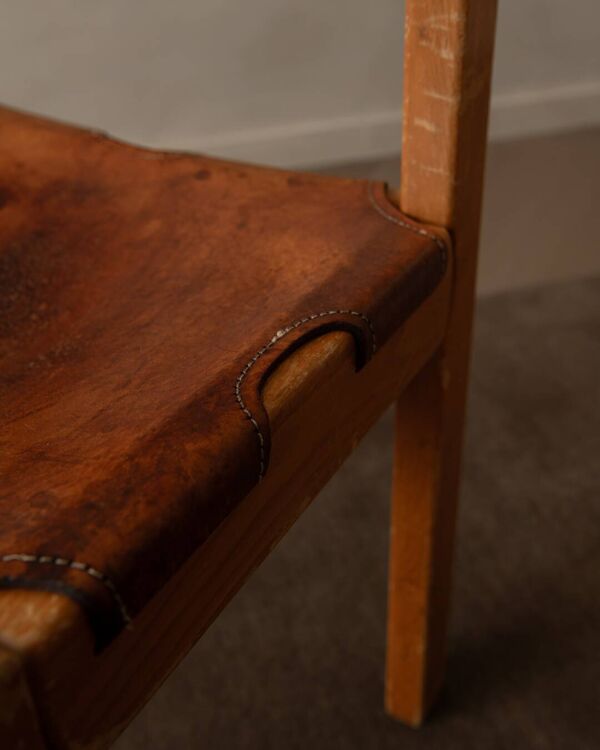 Chaise en pin et cuir cognac vintage Maison Regain, France années 1970