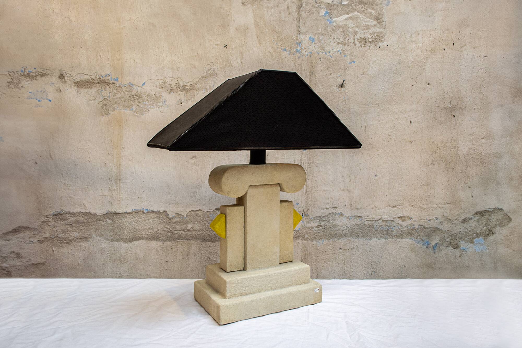 Lampe postmoderne en céramique de L'état du jour Anni '80
