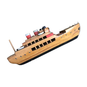 Bateau en bois plein