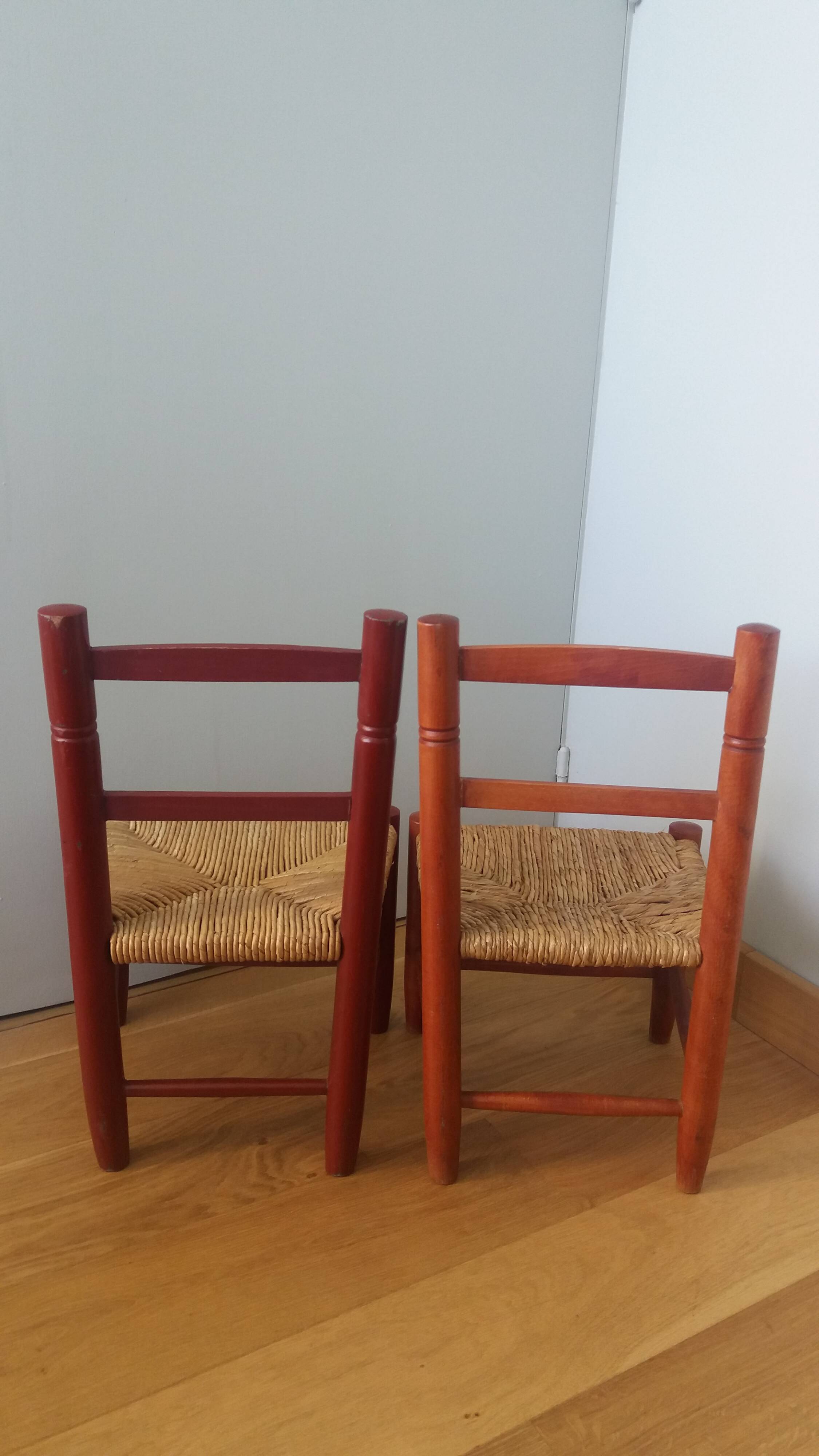 Children's straw chairs made of wood and straw.