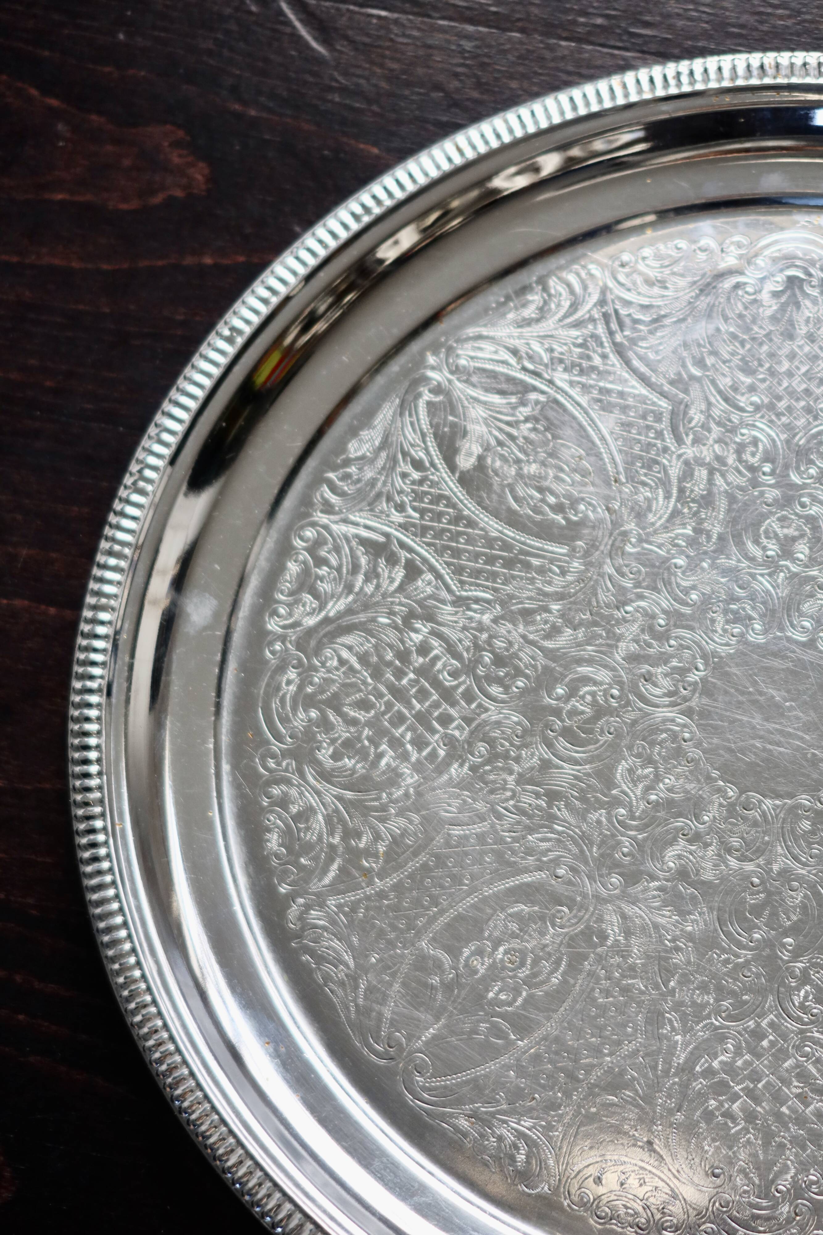 Round vintage silver-plated tray - Engraved pattern