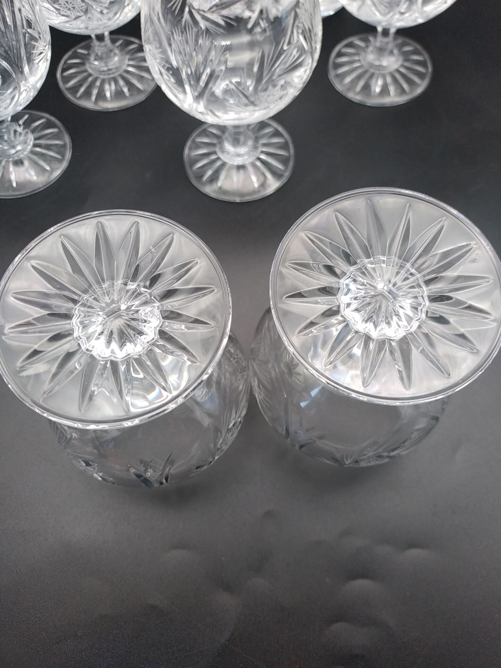 Carafe et  6 verres à cognac en cristal taillé main . Années 60 .