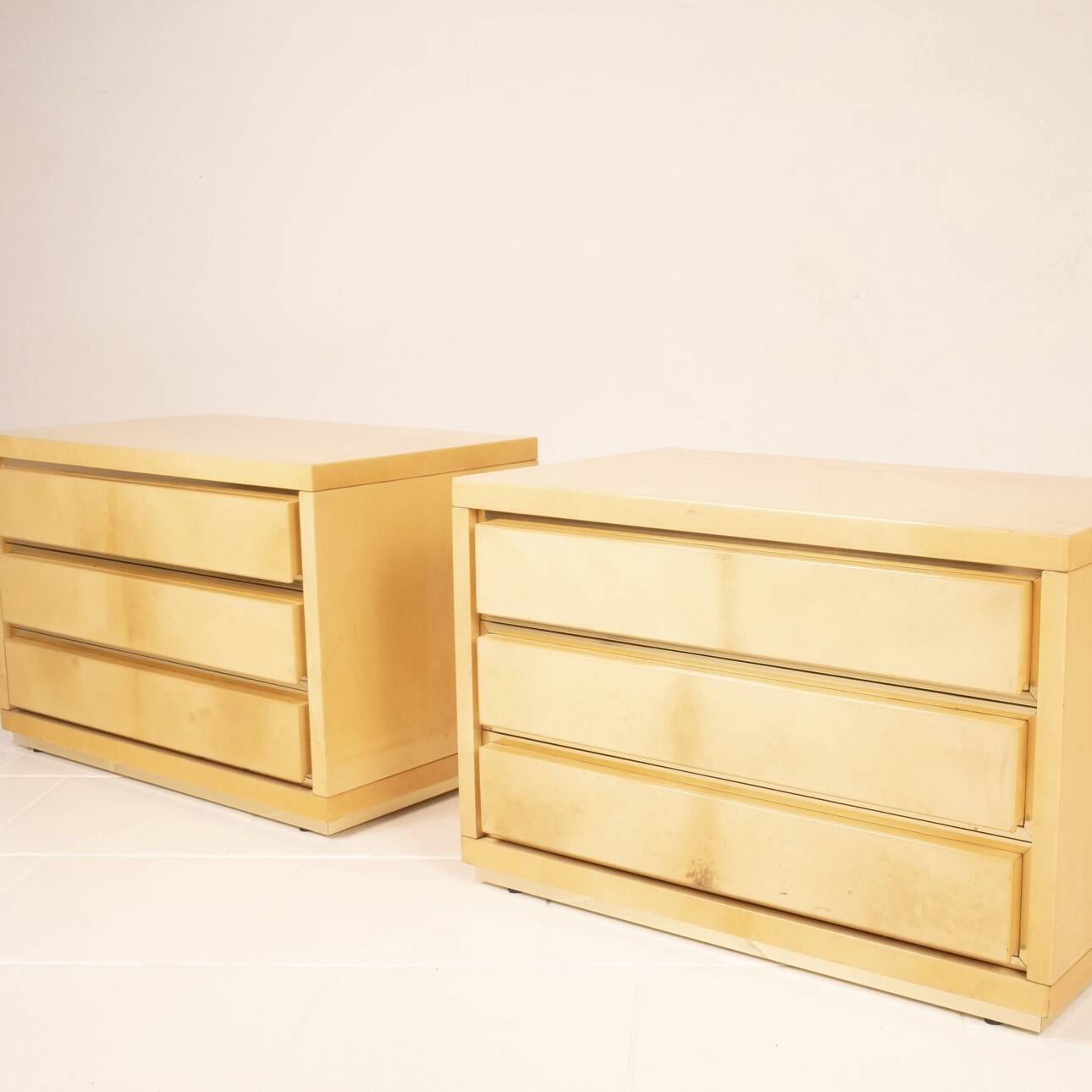 Paire de tables de nuit vintage en parchemin par Aldo Tura, années 1960.