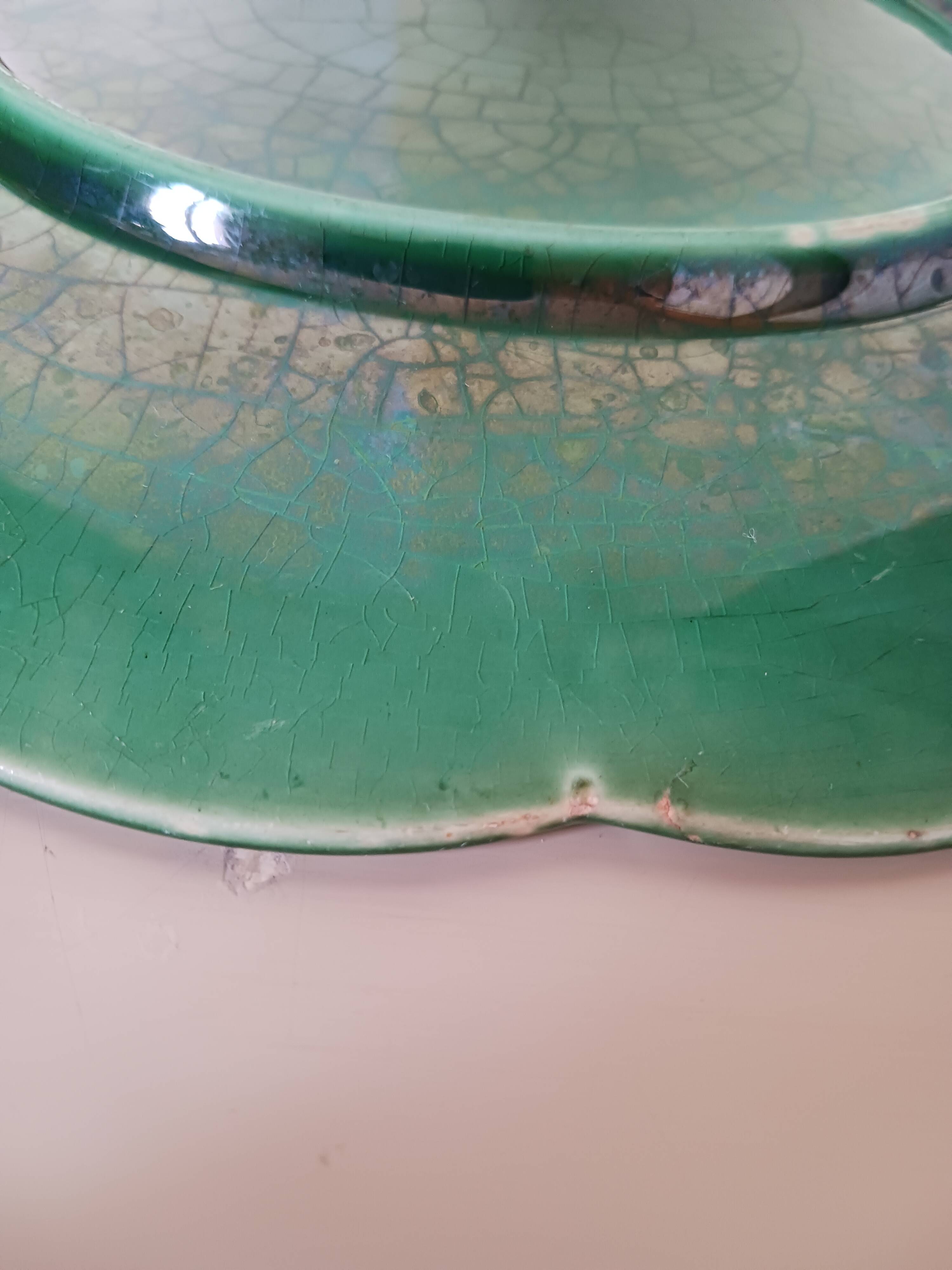 Plat rond en barbotine Gien