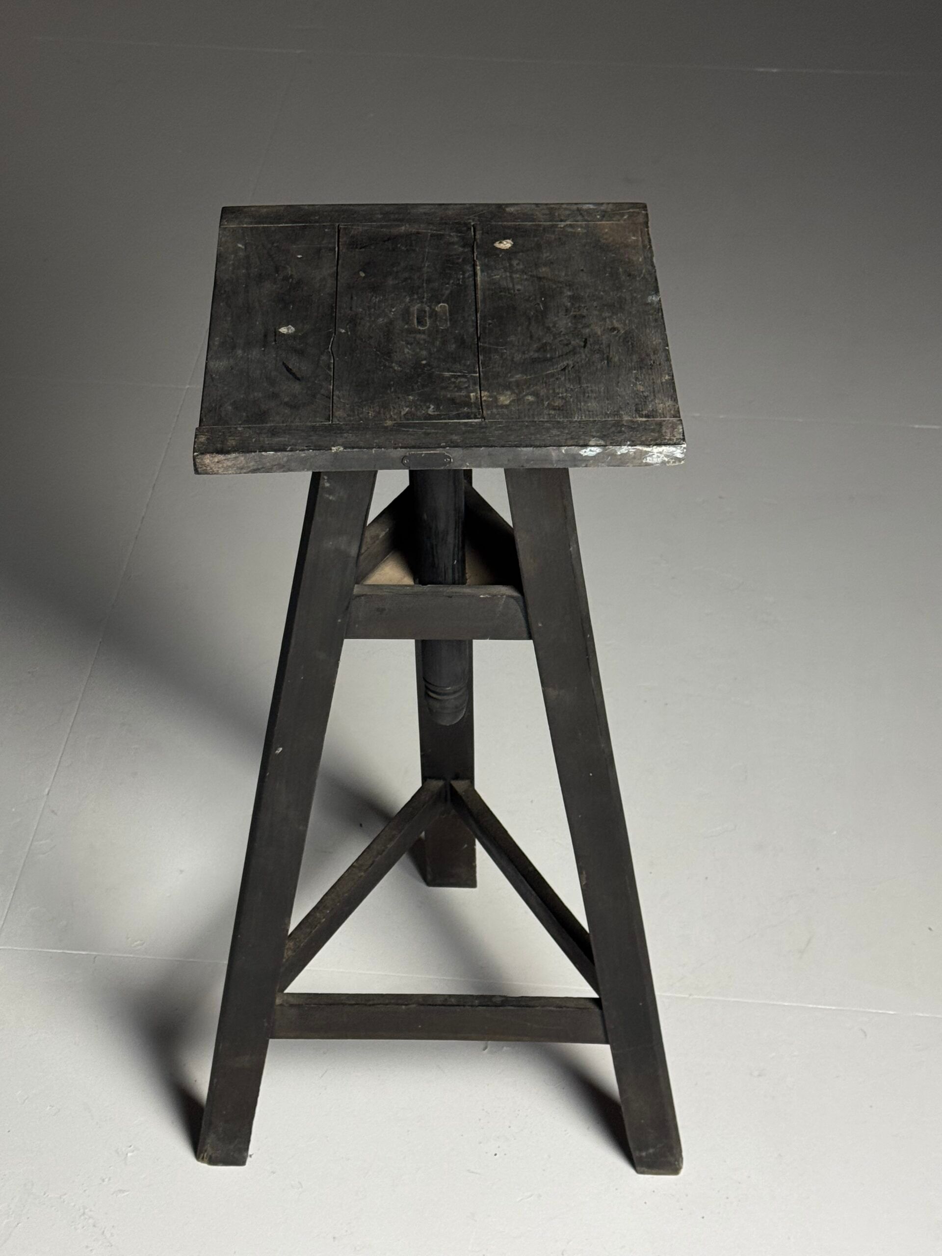 Sculpture stand antique black