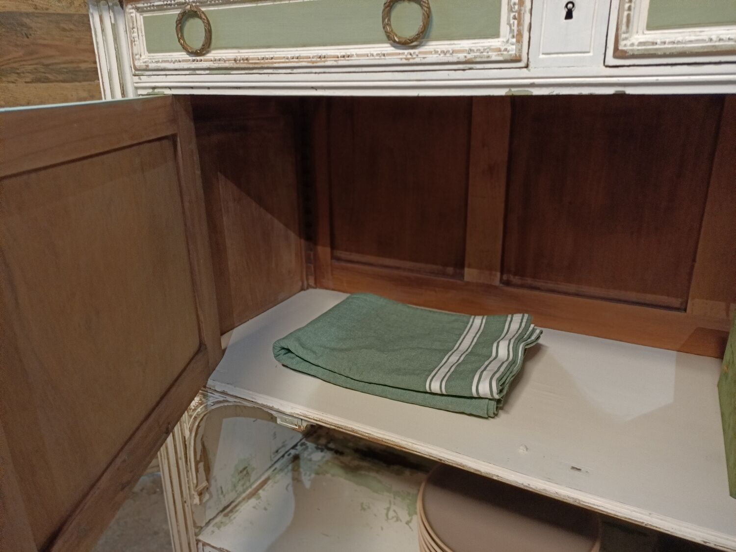 Patinated buffet service