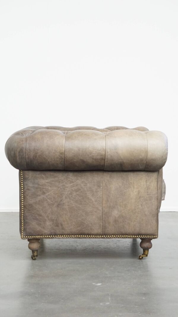 Fauteuil club Chesterfield en cuir de vachette gris de style anglais sur roulettes