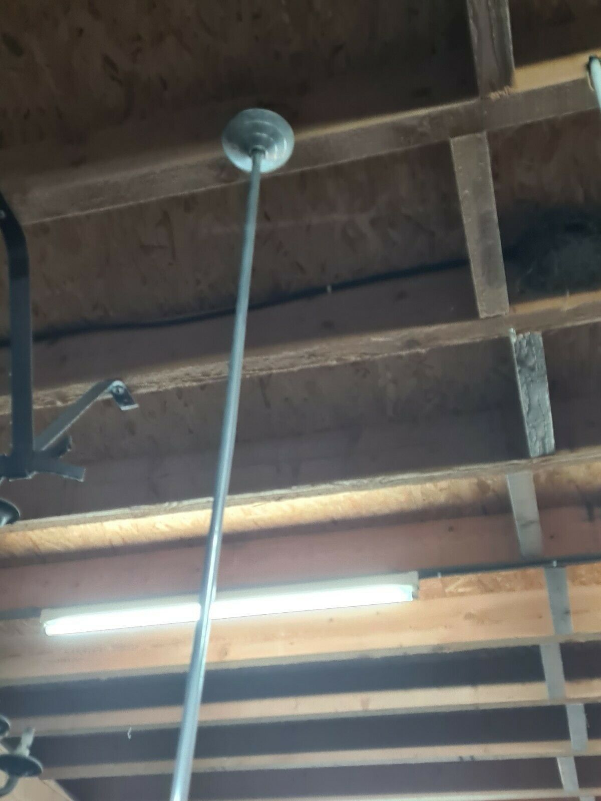 Suspension vintage avec une boule en opaline blanche