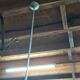 Suspension vintage avec une boule en opaline blanche