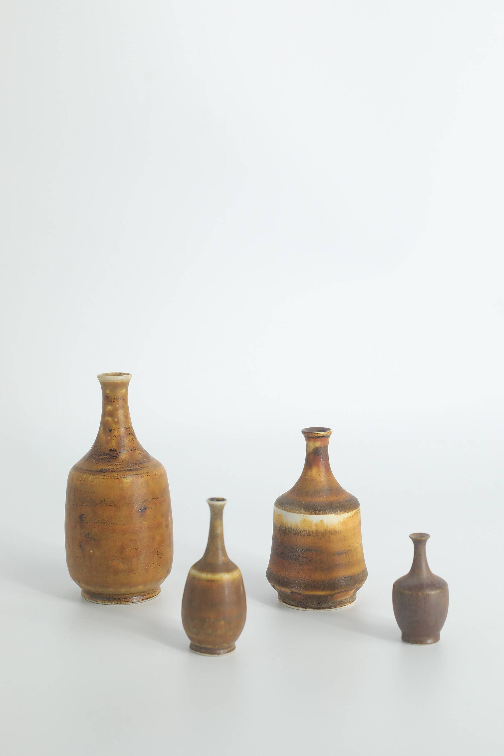 Suite de 4 vases de collection Mid-Century scandinave en grès marron par Gunnar Borg